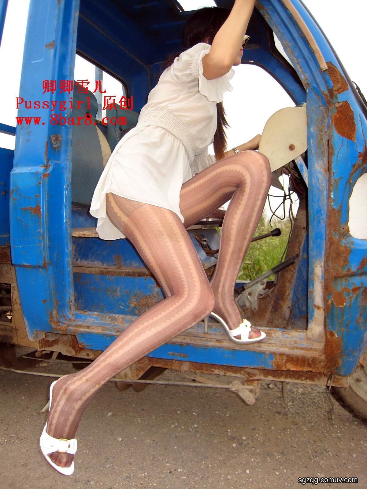 郊区花格黑丝3 [卿卿雪ㄦ]丝袜美女套图