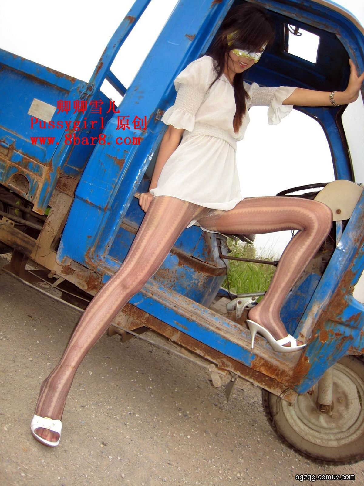 郊区花格黑丝3 [卿卿雪ㄦ]丝袜美女套图