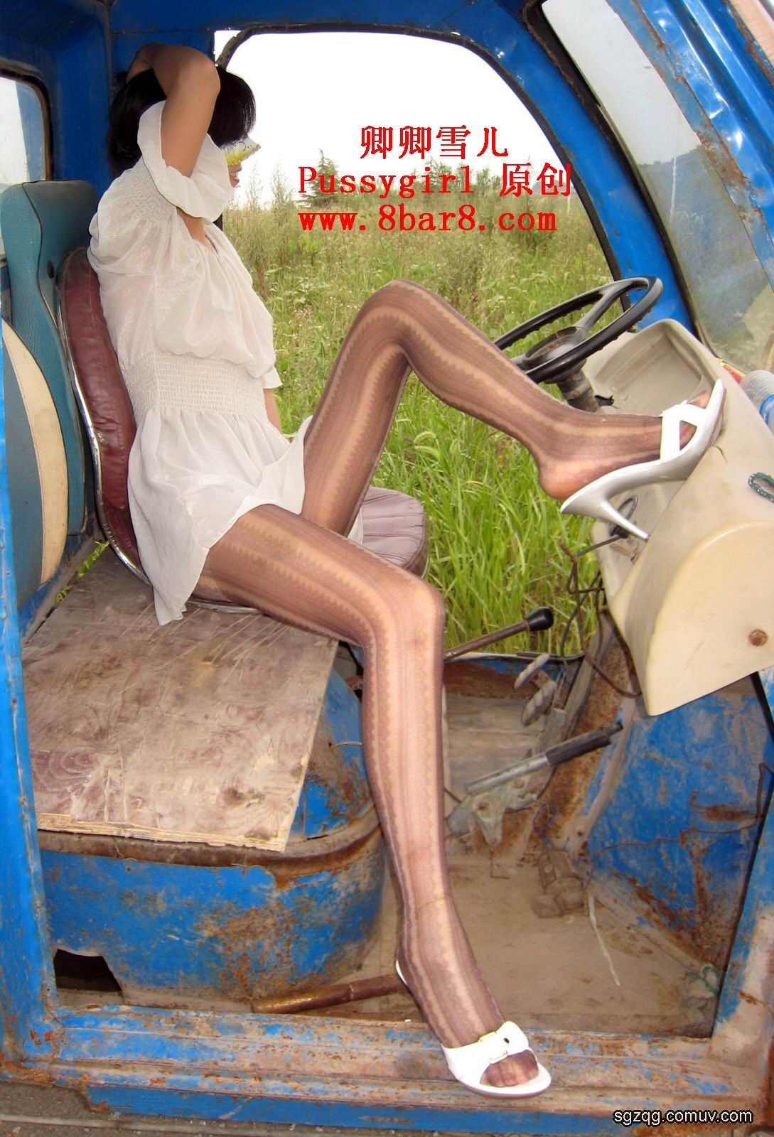 郊区花格黑丝3 [卿卿雪ㄦ]丝袜美女套图