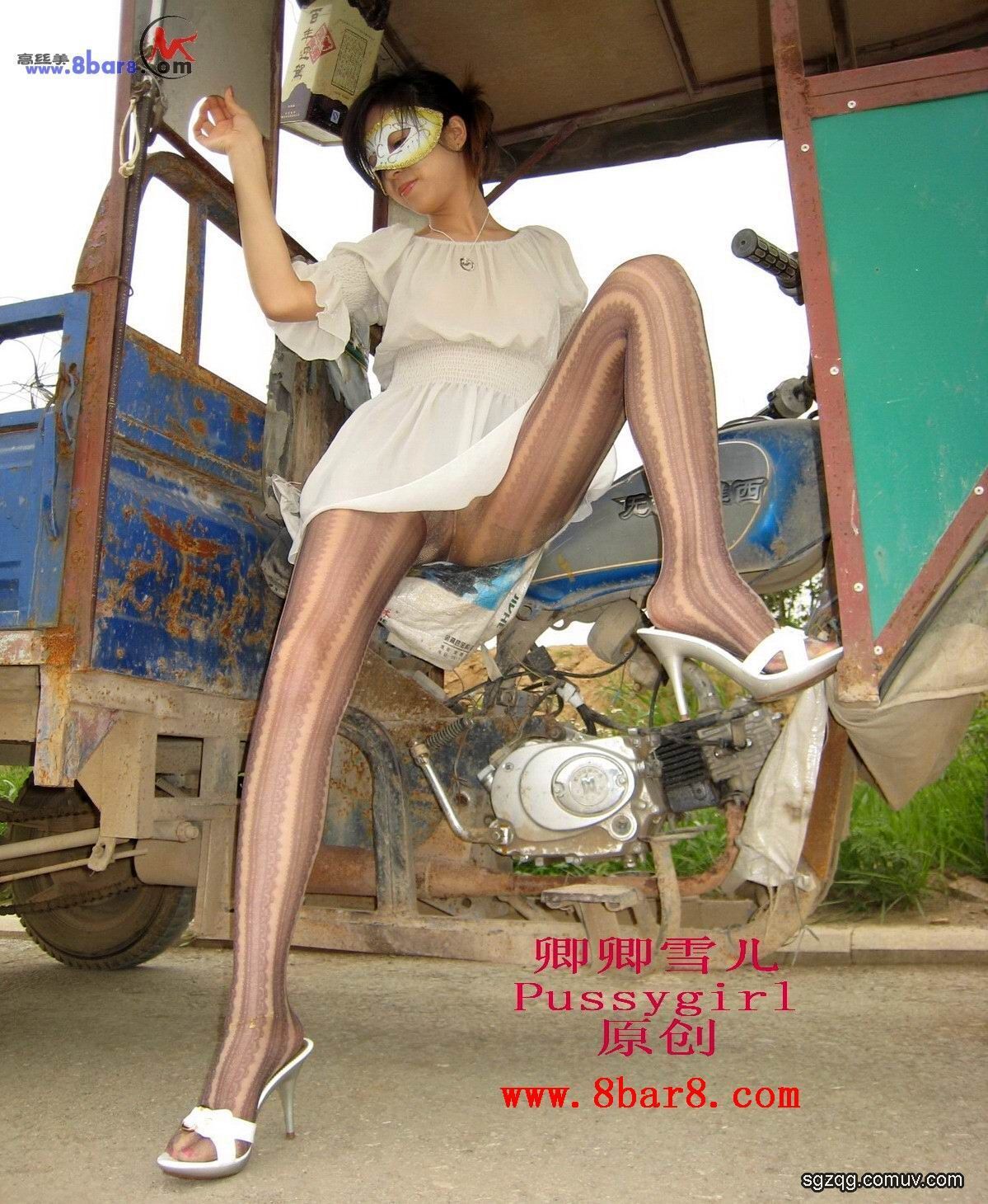 郊区花格黑丝3 [卿卿雪ㄦ]丝袜美女套图