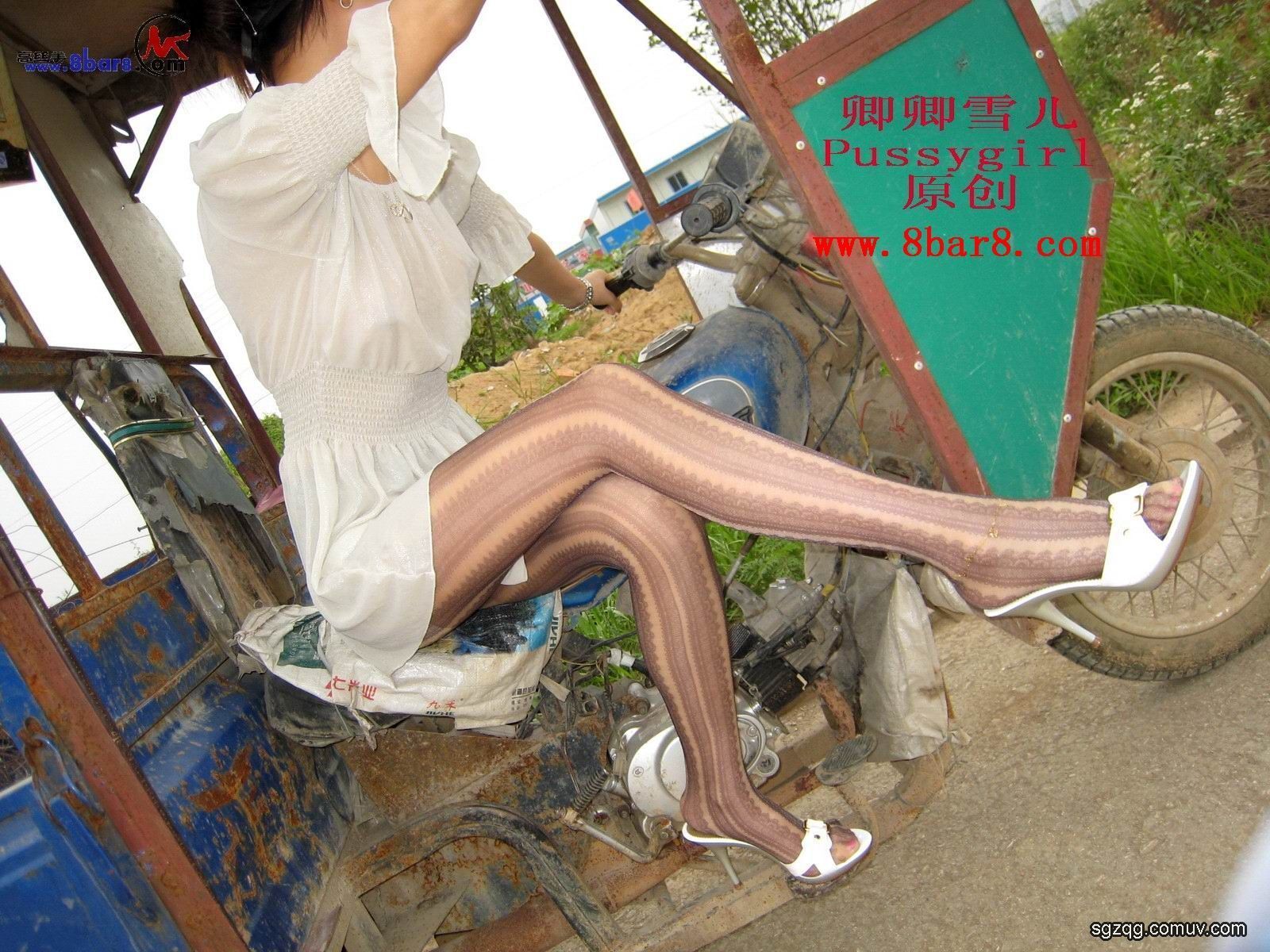 郊区花格黑丝3 [卿卿雪ㄦ]丝袜美女套图