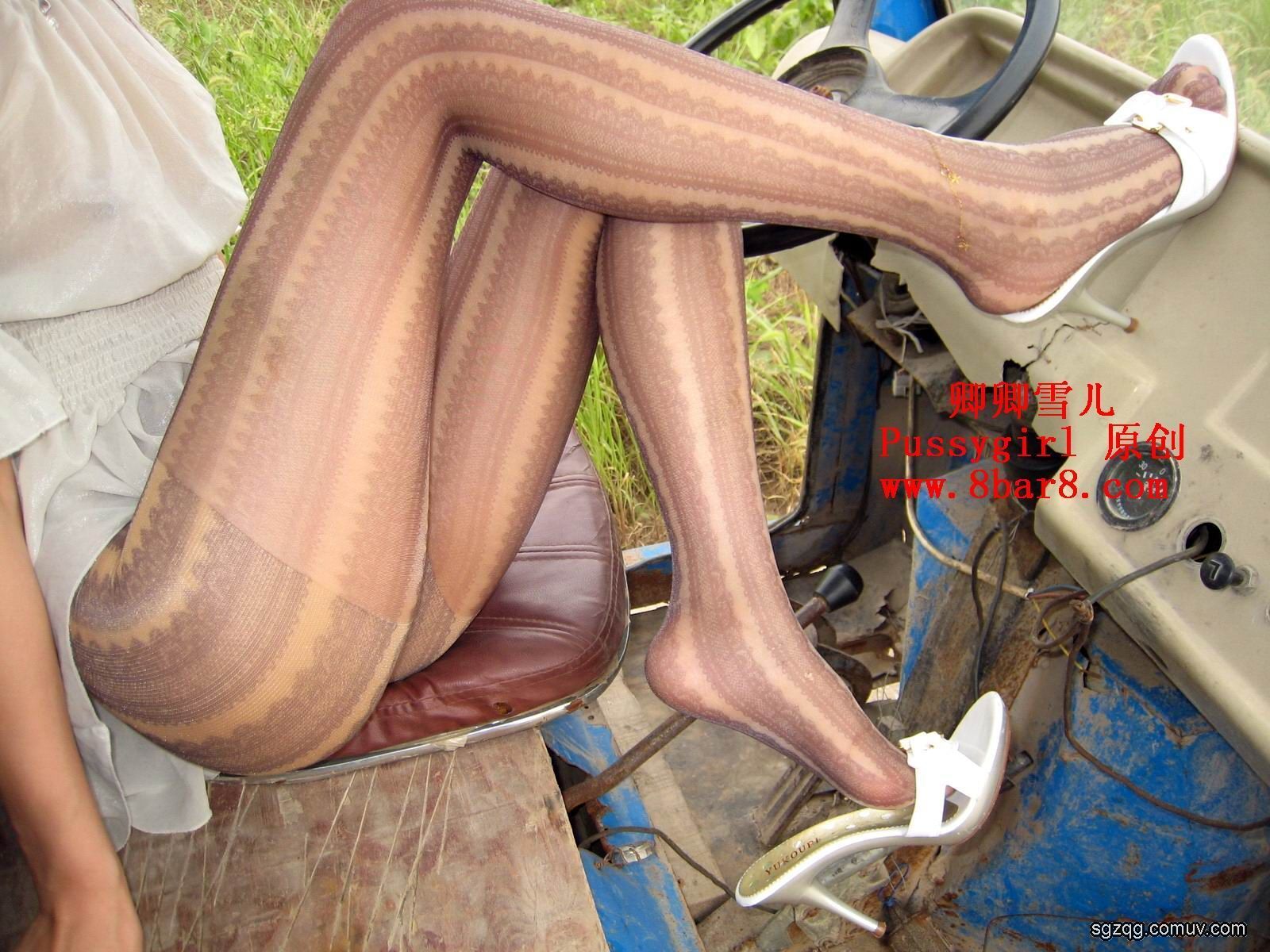 郊区花格黑丝3 [卿卿雪ㄦ]丝袜美女套图