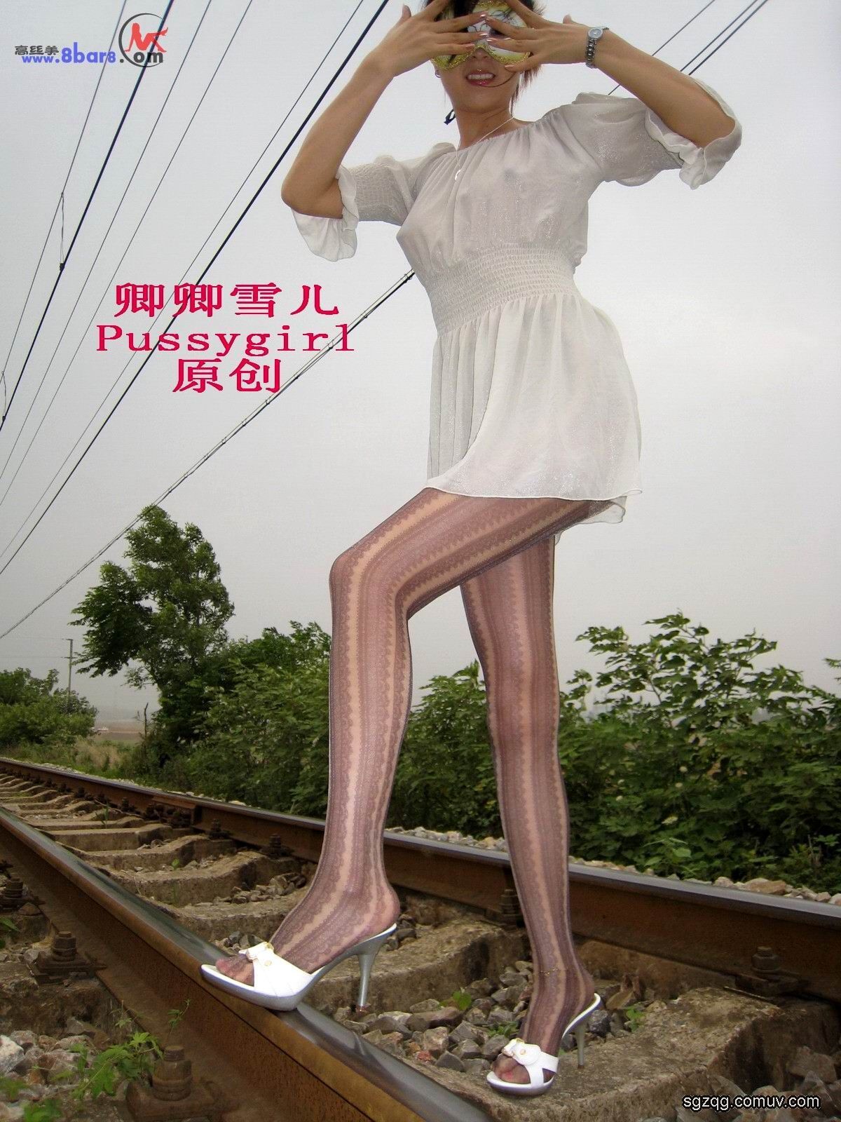 郊区花格黑丝3 [卿卿雪ㄦ]丝袜美女套图