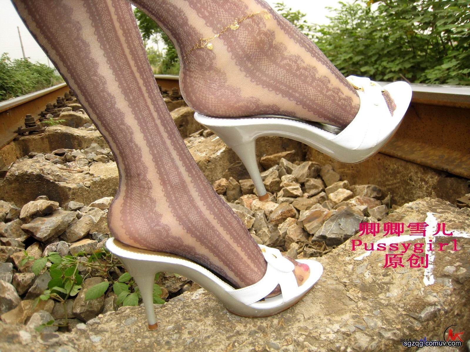 郊区花格黑丝3 [卿卿雪ㄦ]丝袜美女套图