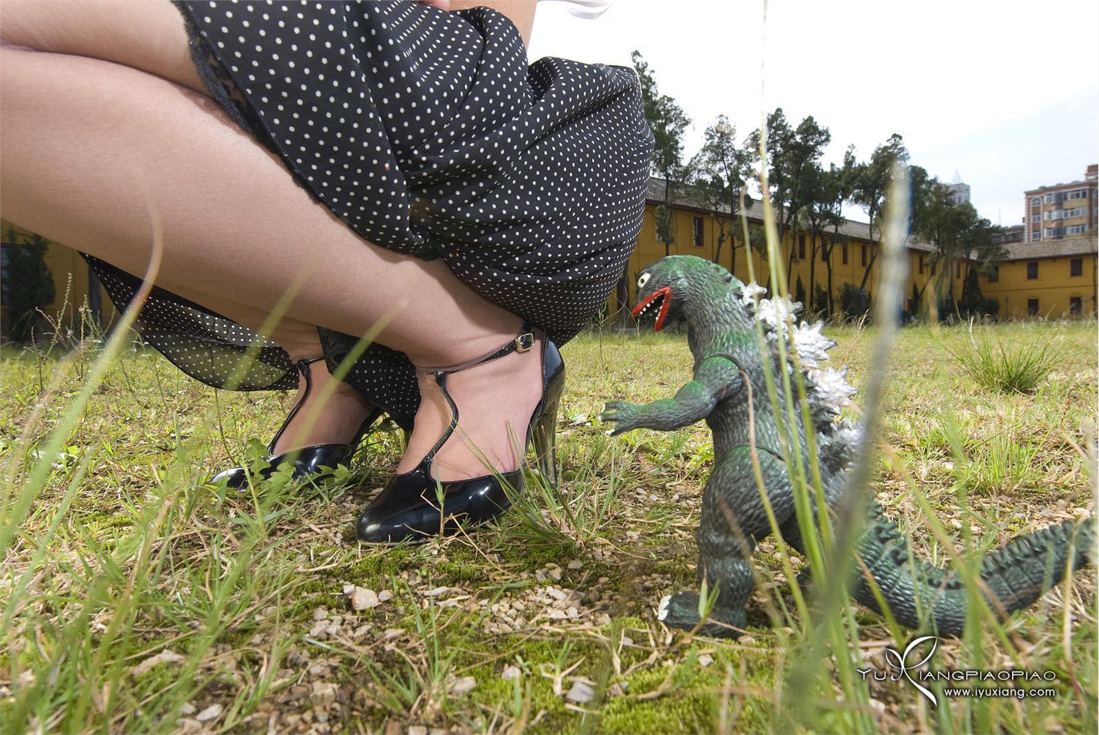 玉香大战哥斯拉 玉香飘飘丝袜美女图片