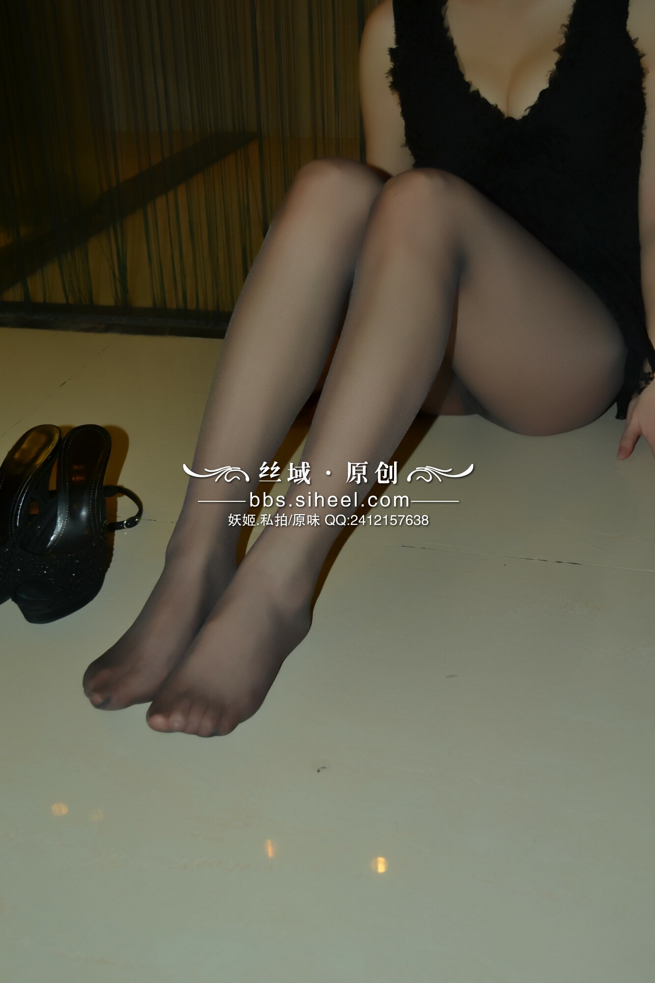 [原味妖姬] 2012年 浴缸旁的灰色丝袜和高跟鞋 不露脸丝袜诱惑美女图片