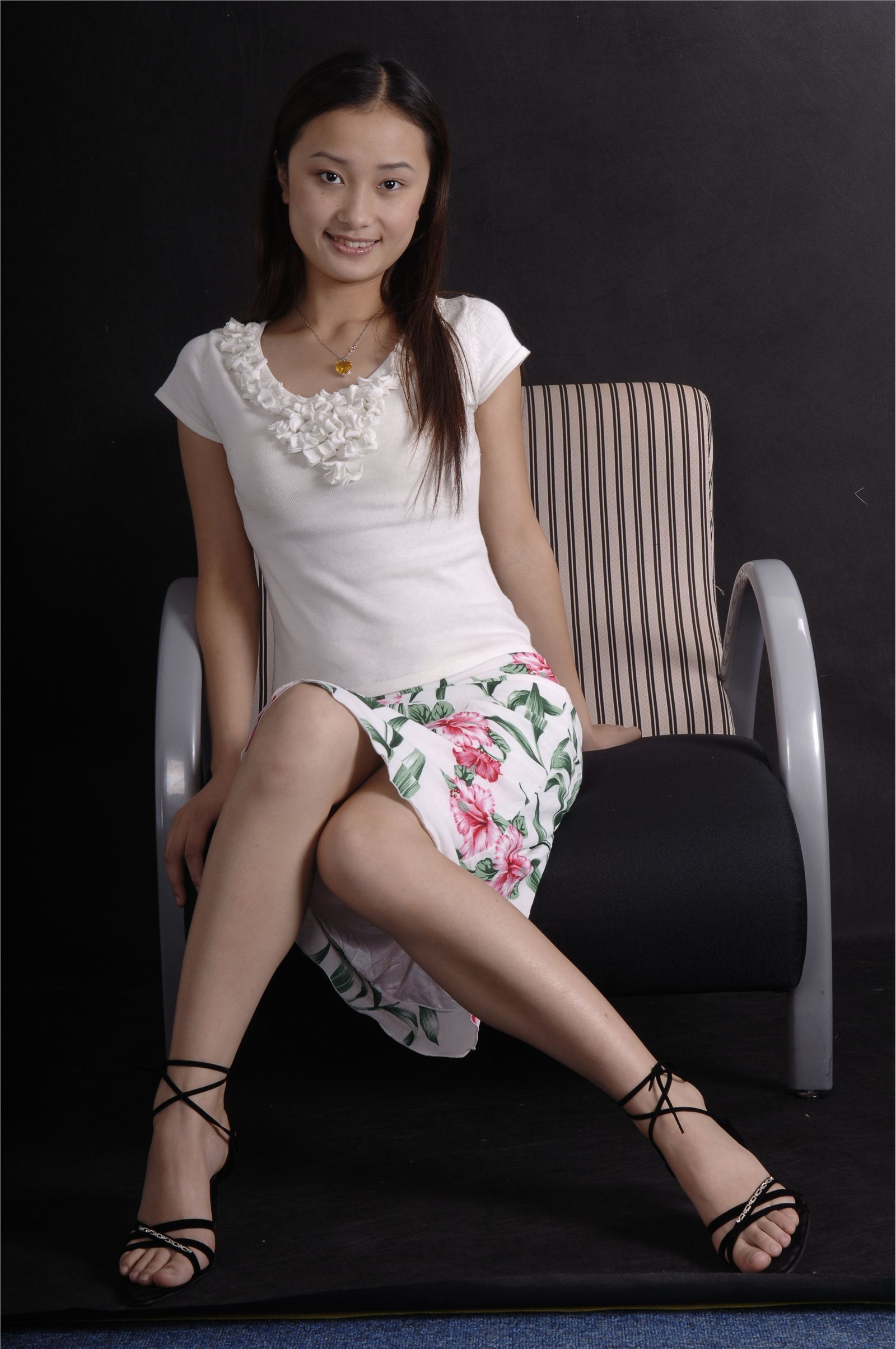 中高艺MICALL原版裸足407M 国产美女丝袜写真套图