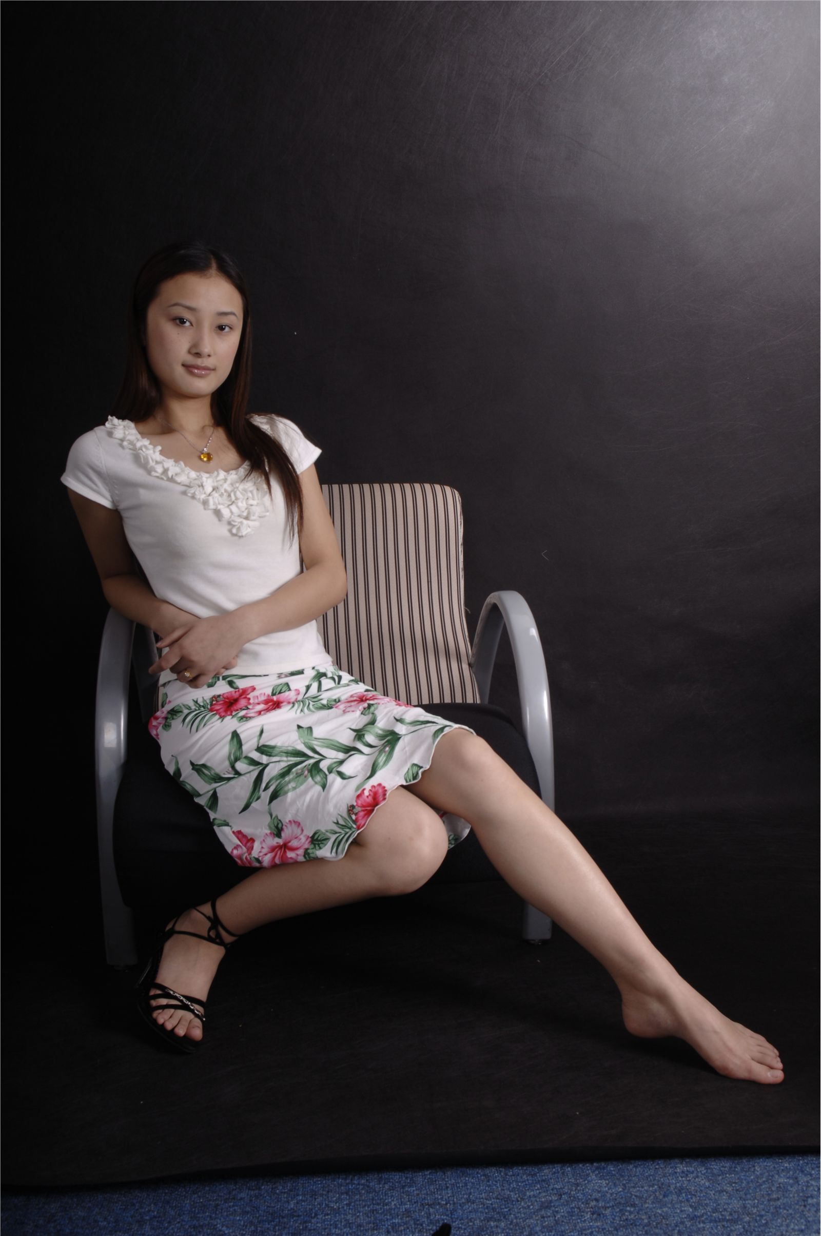 中高艺MICALL原版裸足407M 国产美女丝袜写真套图