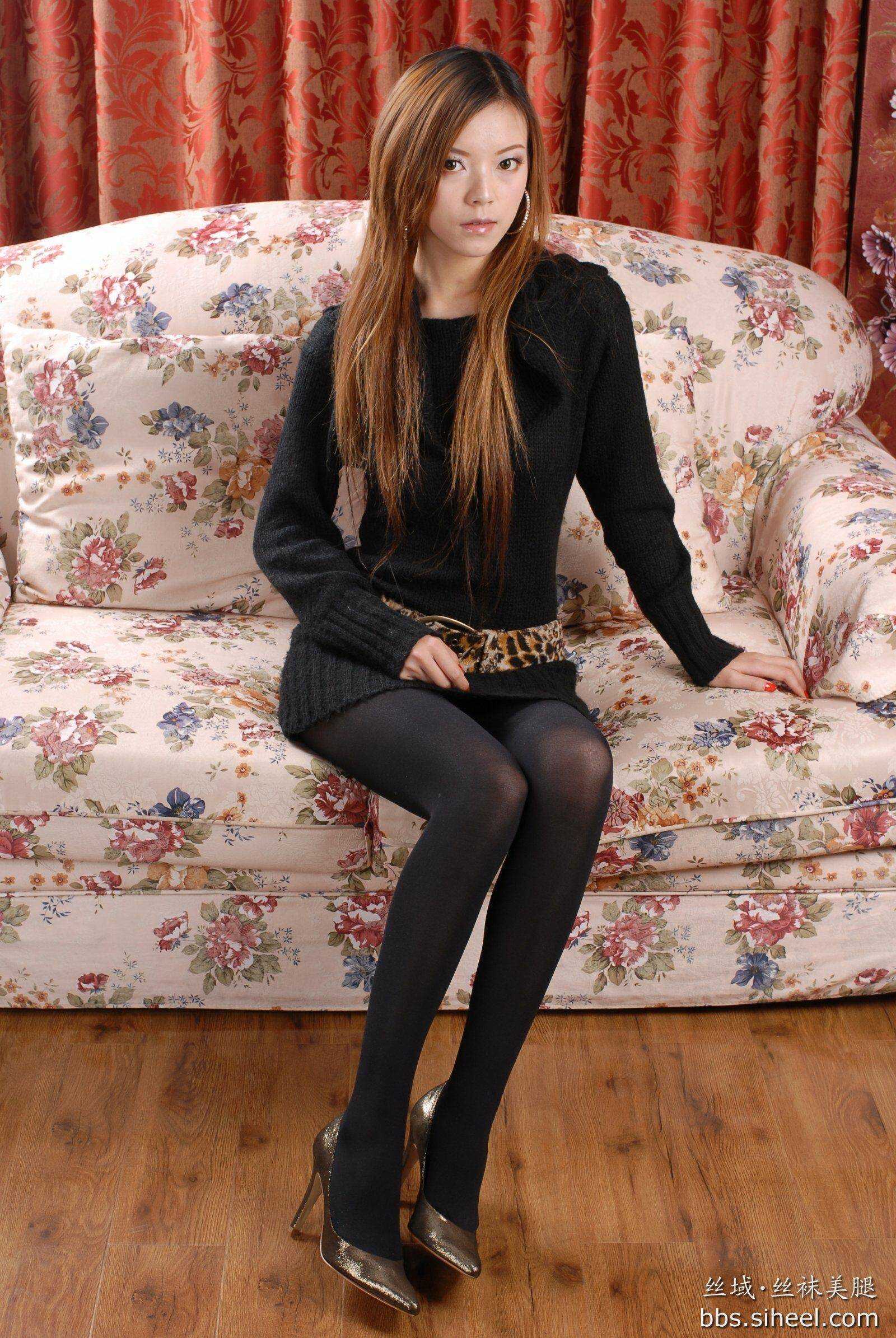 诗诗丝袜高跟高清套图  中高艺丝袜美腿模特