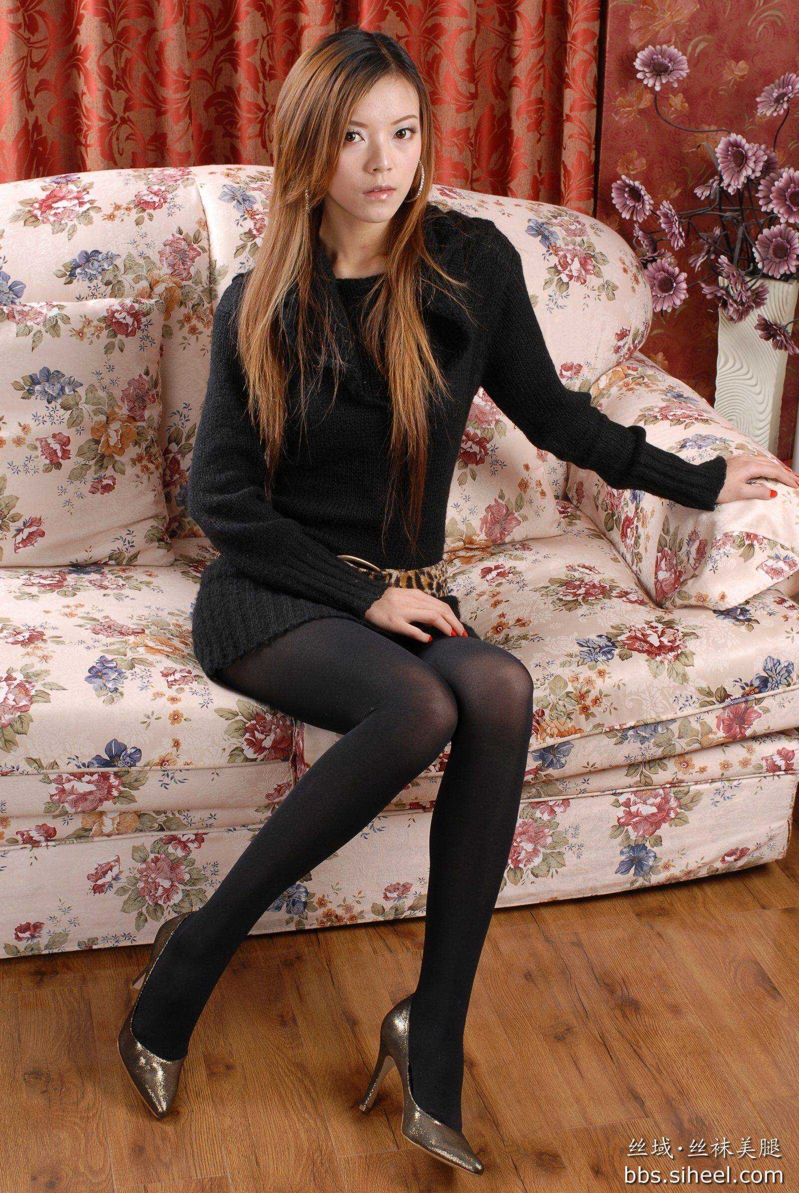 诗诗丝袜高跟高清套图  中高艺丝袜美腿模特