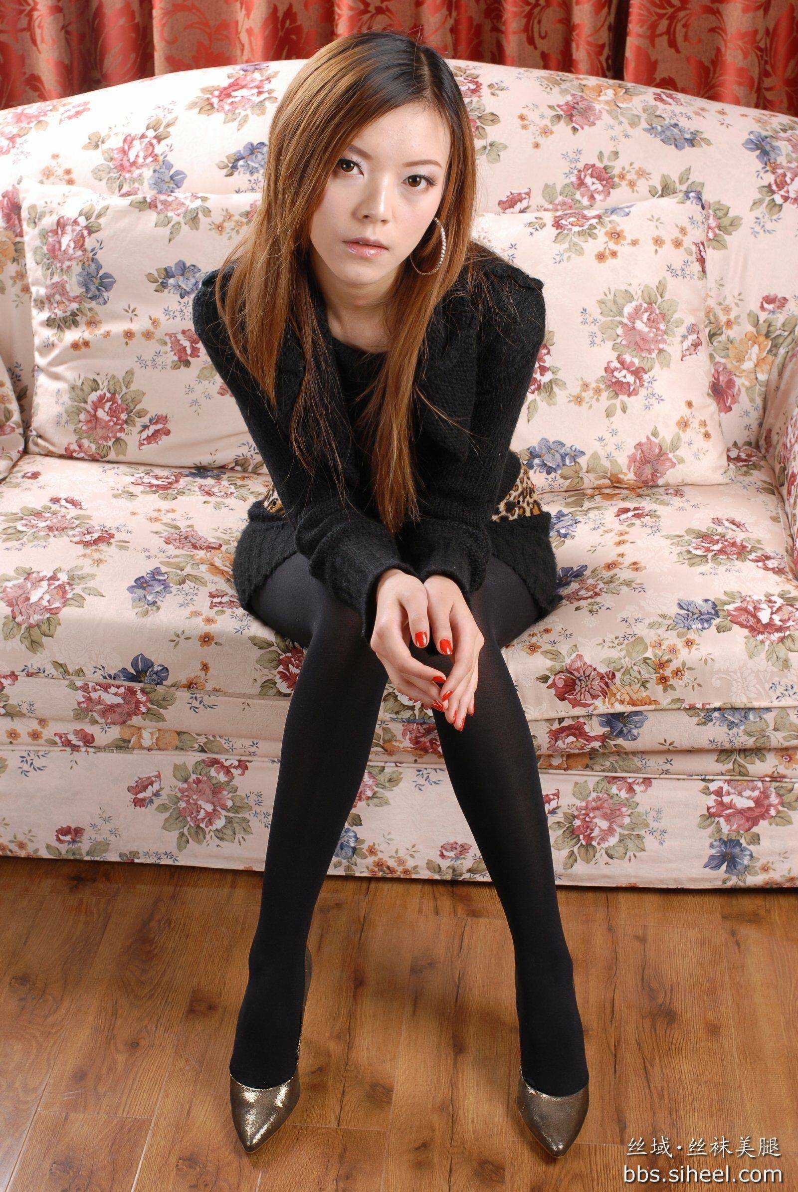 诗诗丝袜高跟高清套图  中高艺丝袜美腿模特