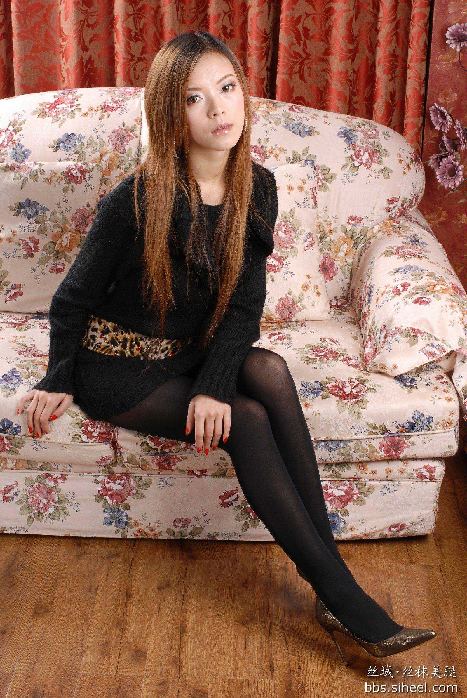 诗诗丝袜高跟高清套图  中高艺丝袜美腿模特
