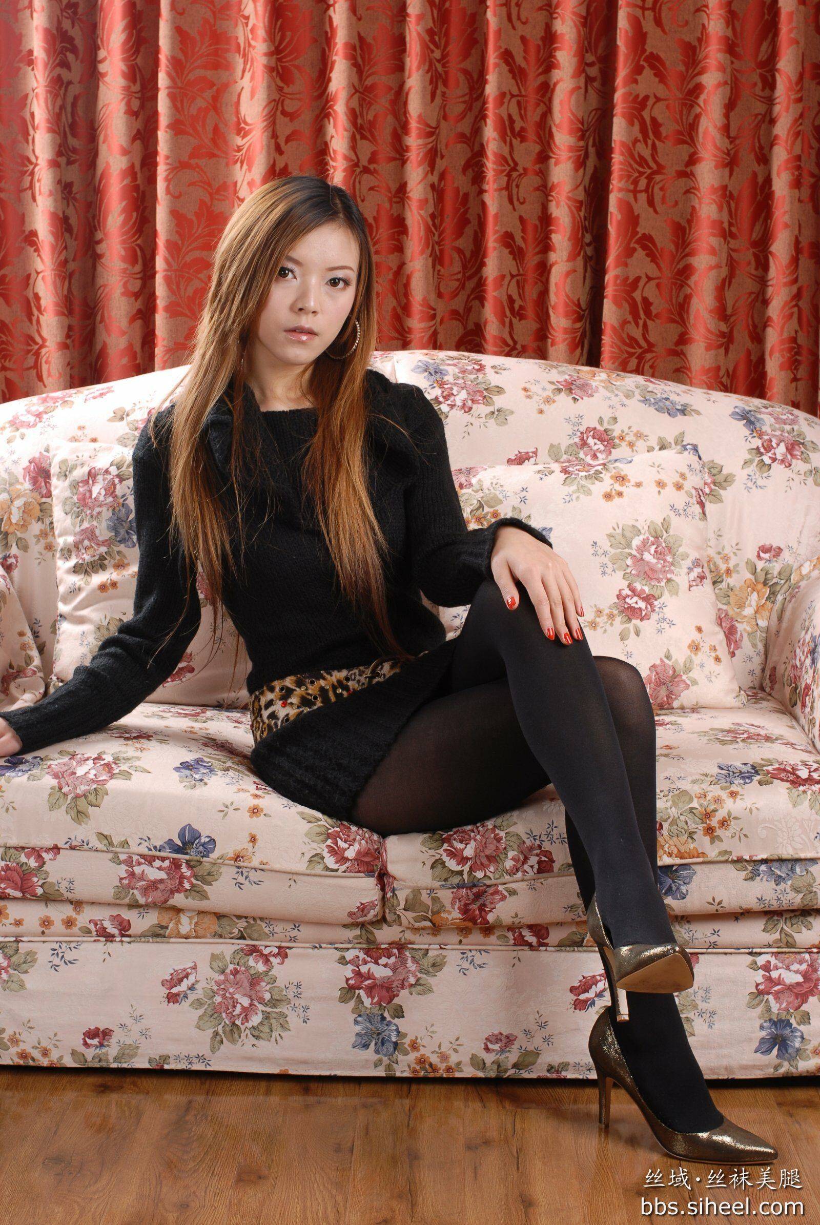 诗诗丝袜高跟高清套图  中高艺丝袜美腿模特