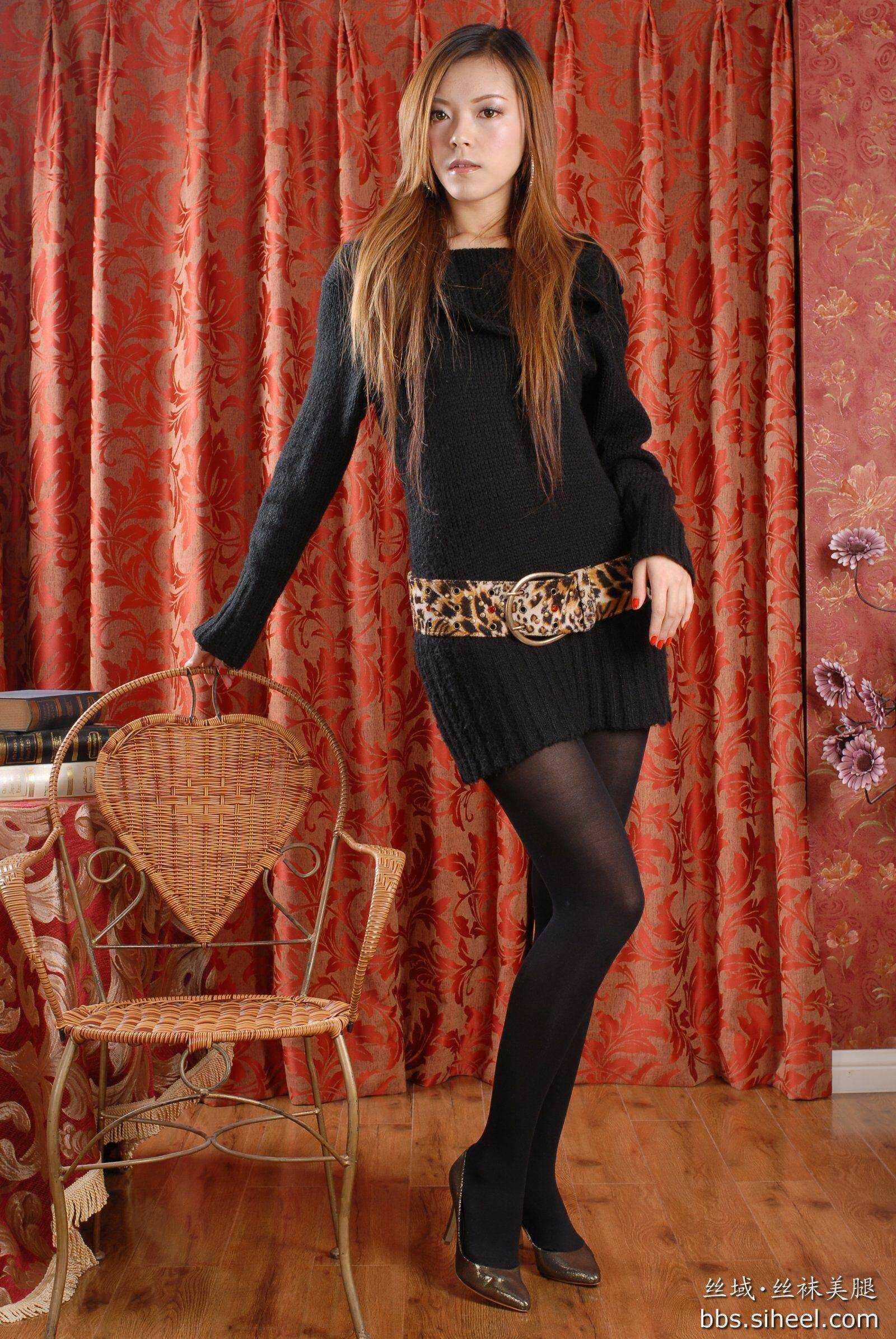 诗诗丝袜高跟高清套图  中高艺丝袜美腿模特