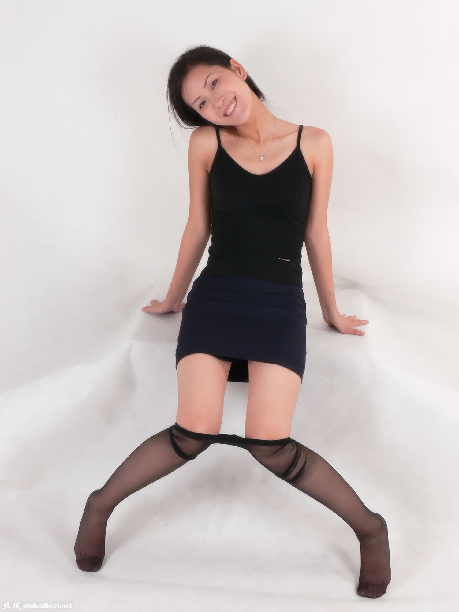 中高艺丽娜 笑魇如花穿黑丝全过程