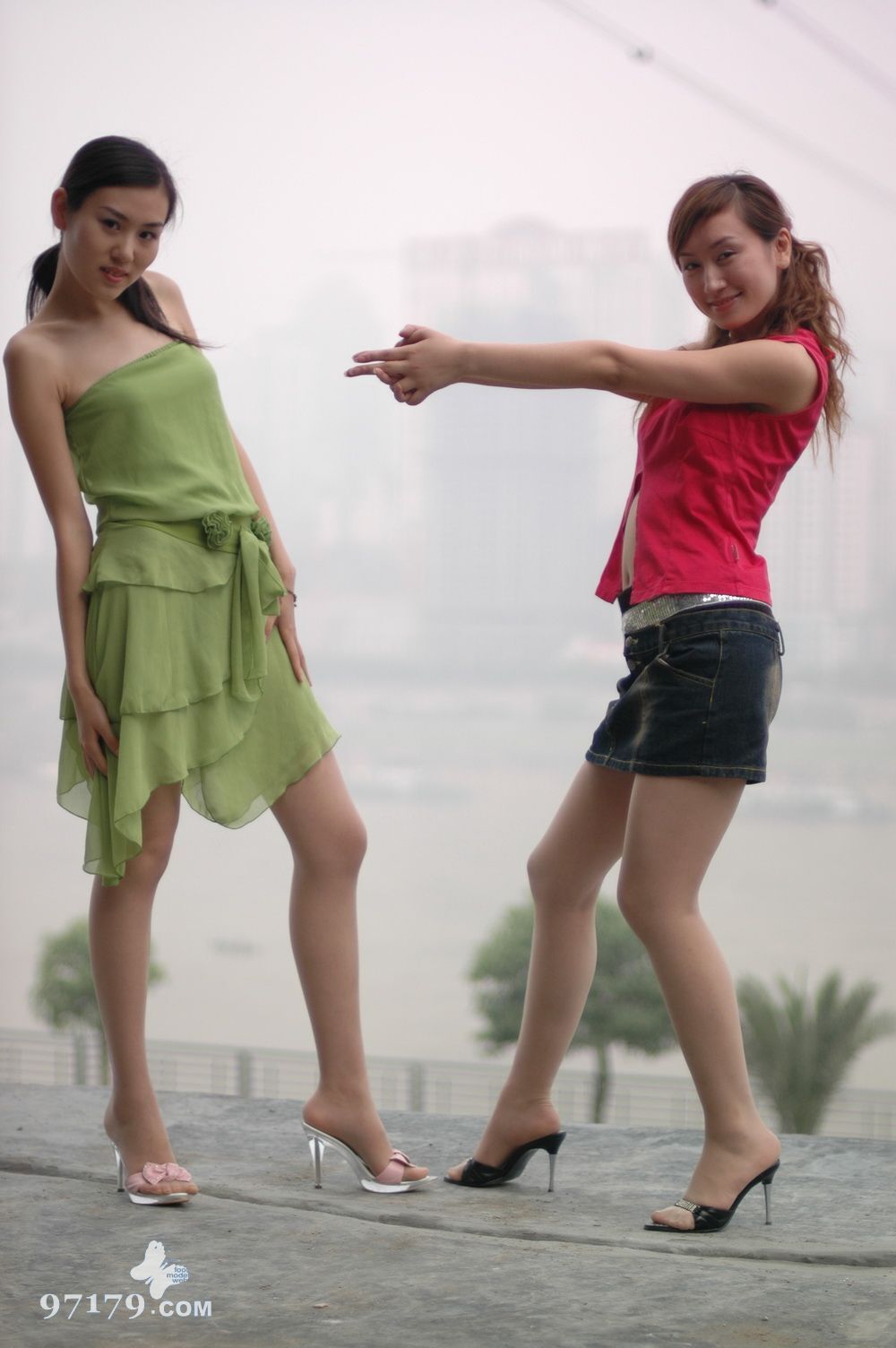 中高艺 薇薇与Michelle2 中国丝袜美腿性感模特