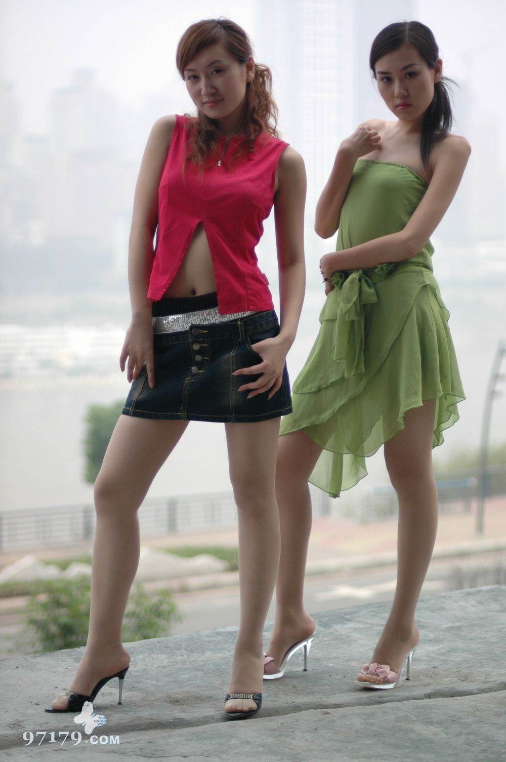 中高艺 薇薇与Michelle2 中国丝袜美腿性感模特