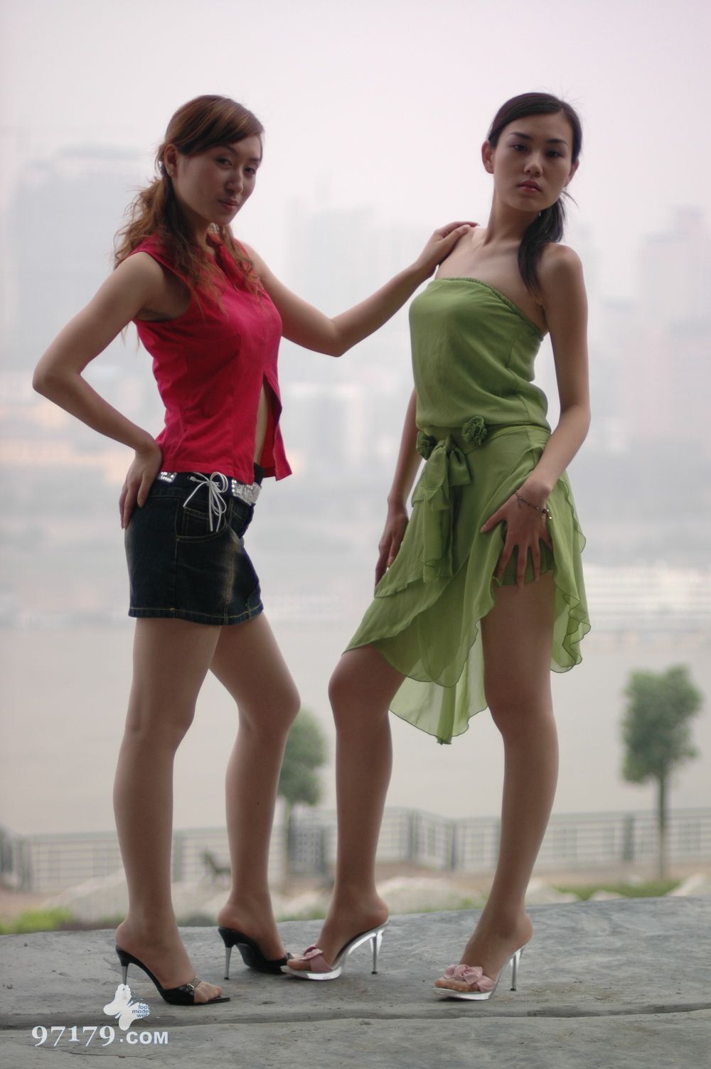 中高艺 薇薇与Michelle2 中国丝袜美腿性感模特