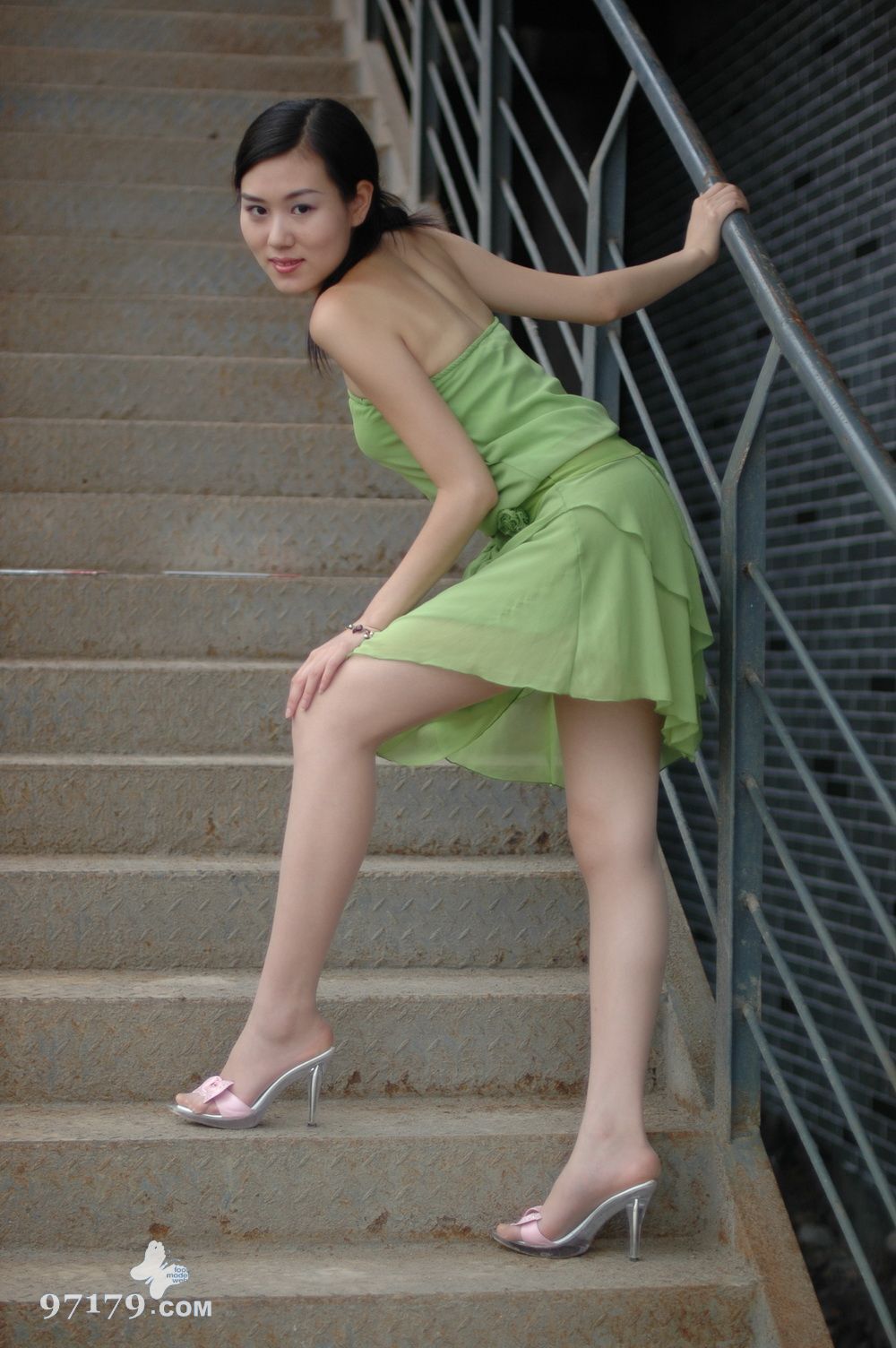 中高艺 薇薇与Michelle2 中国丝袜美腿性感模特