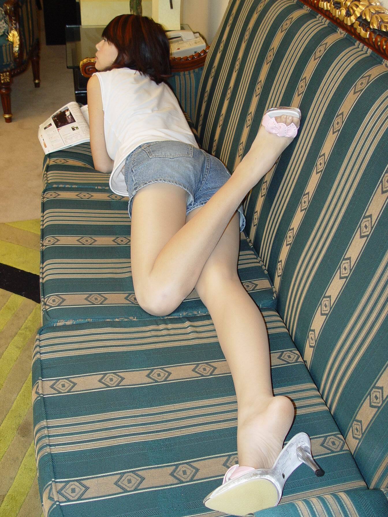 敏敏居家牛仔短裤 中高艺 中国丝袜美腿性感模特