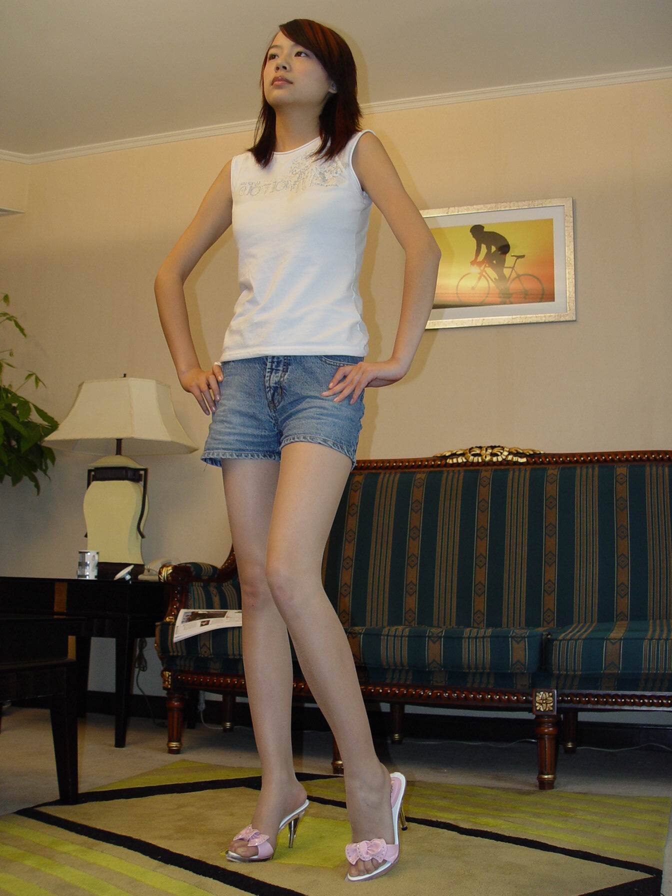 敏敏居家牛仔短裤 中高艺 中国丝袜美腿性感模特