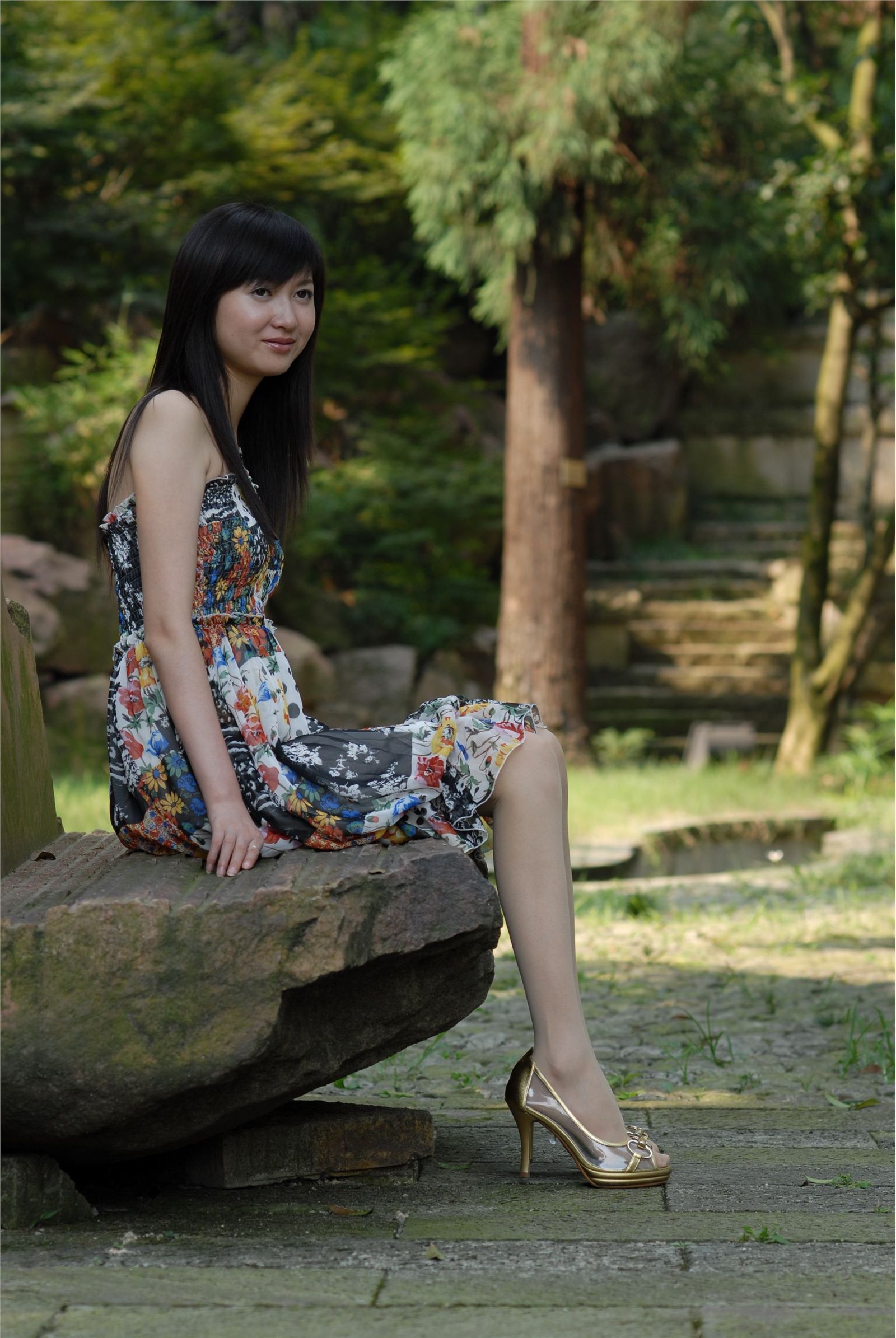 中高艺 Nessy外景丝袜高跟 国产模特美女图片