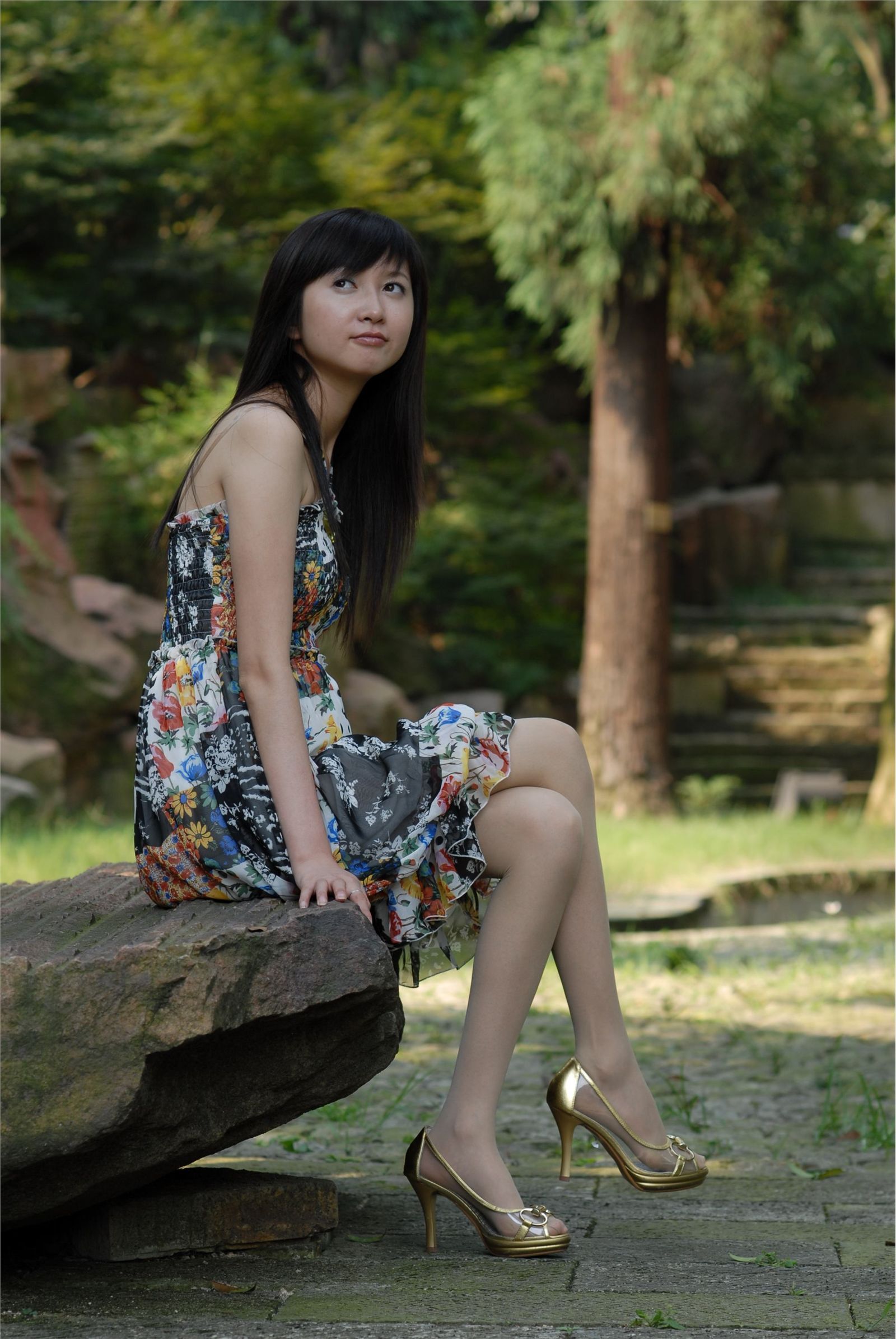 中高艺 Nessy外景丝袜高跟 国产模特美女图片