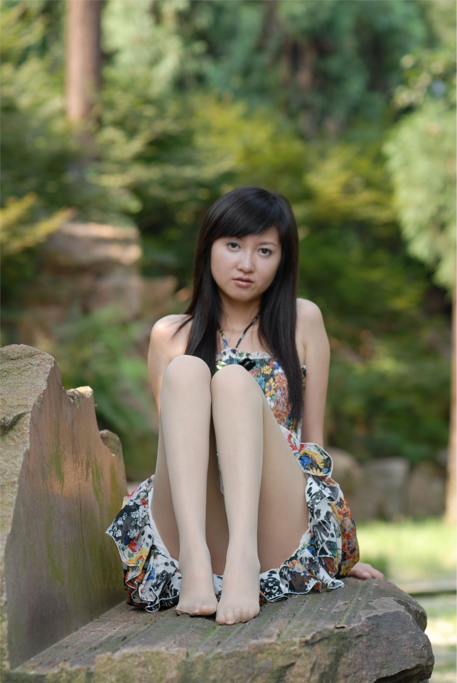 中高艺 Nessy外景丝袜高跟 国产模特美女图片