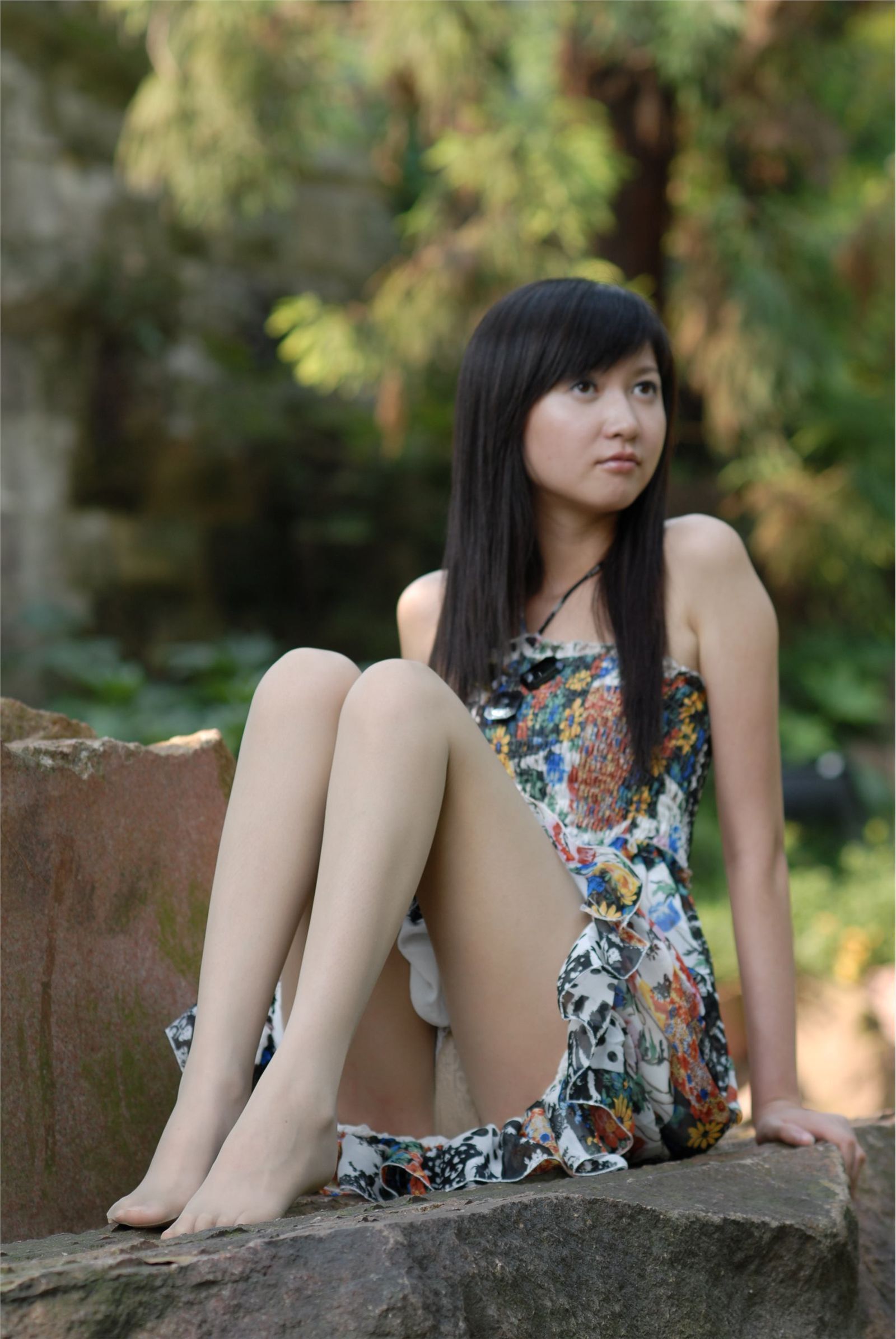 中高艺 Nessy外景丝袜高跟 国产模特美女图片