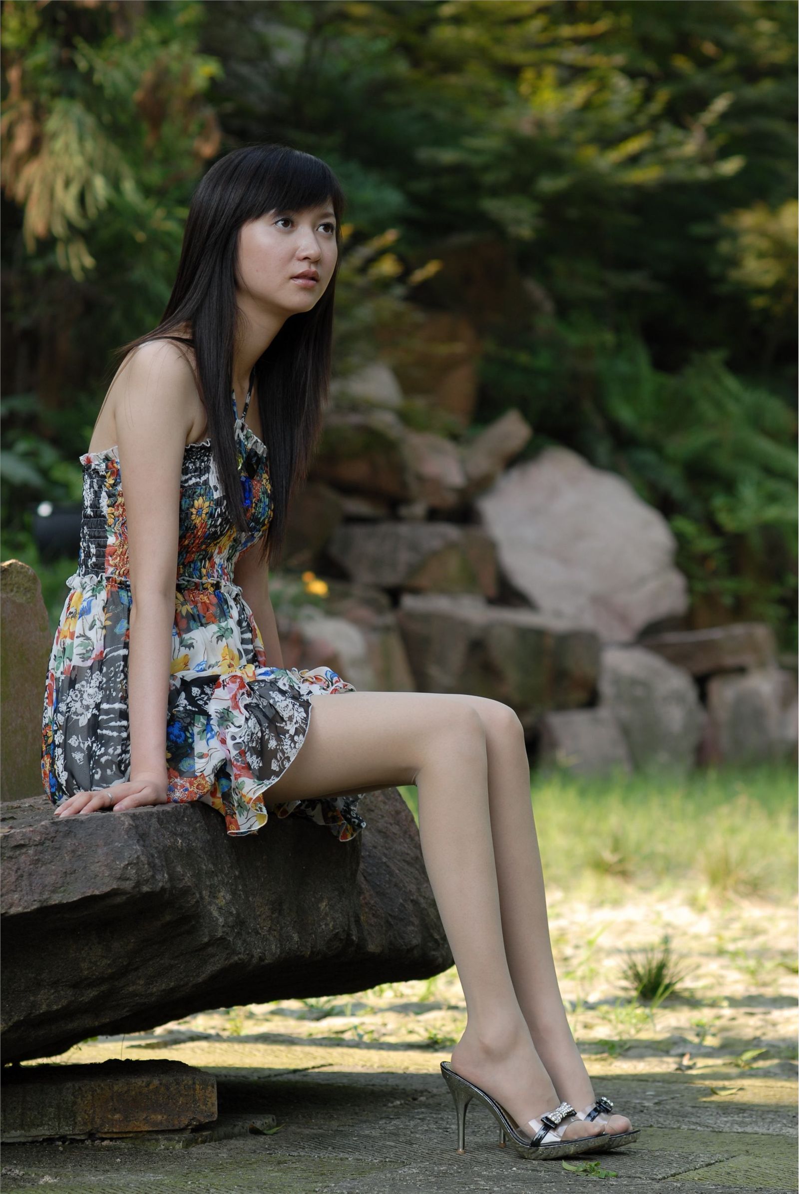 中高艺 Nessy外景丝袜高跟 国产模特美女图片