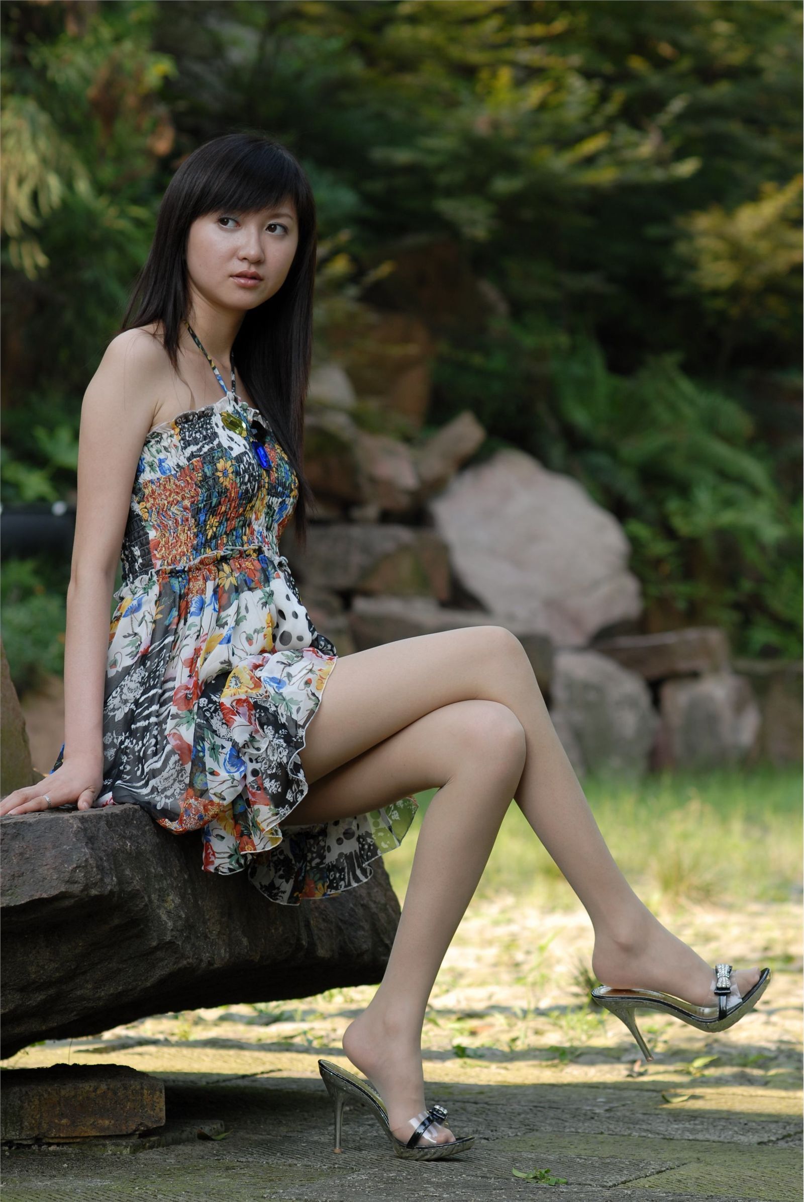 中高艺 Nessy外景丝袜高跟 国产模特美女图片