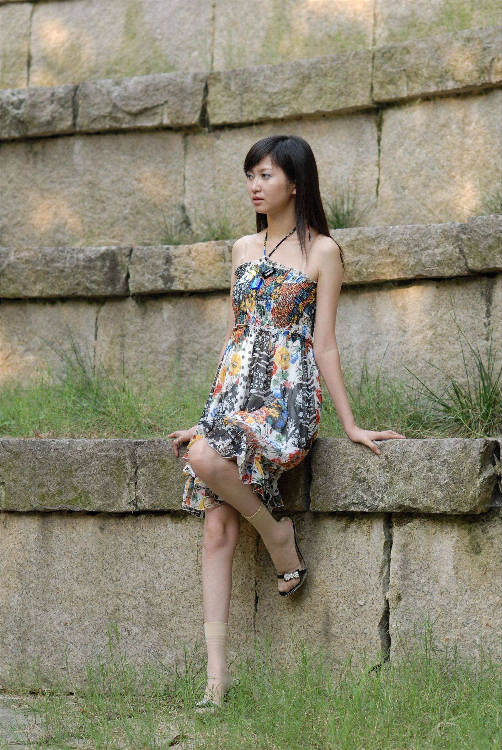 中高艺 Nessy外景丝袜高跟 国产模特美女图片