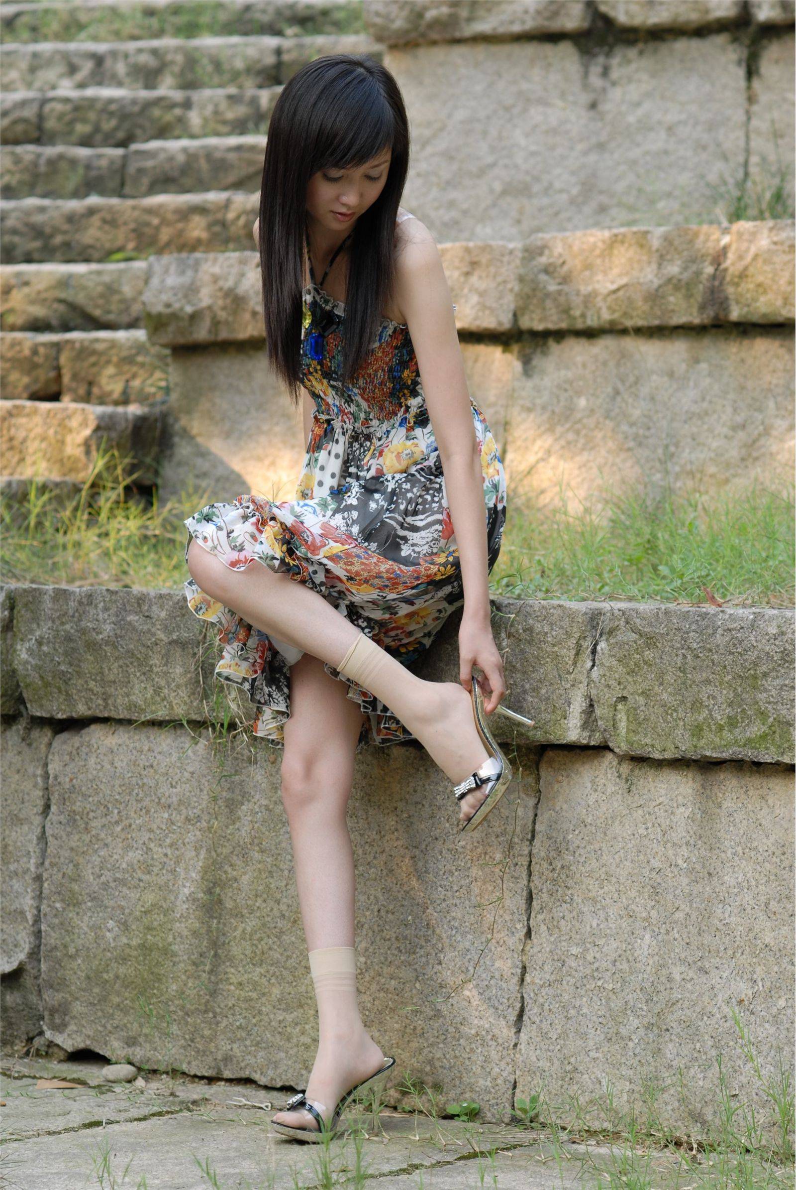 中高艺 Nessy外景丝袜高跟 国产模特美女图片