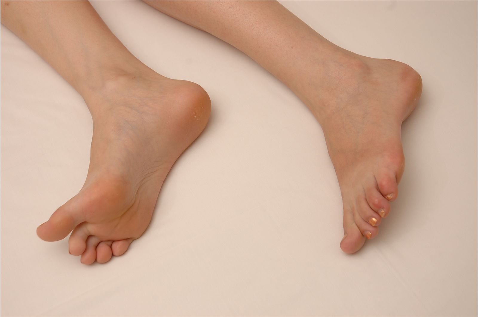 中高艺MICALL原版裸足写真套图　 国产美女丝袜