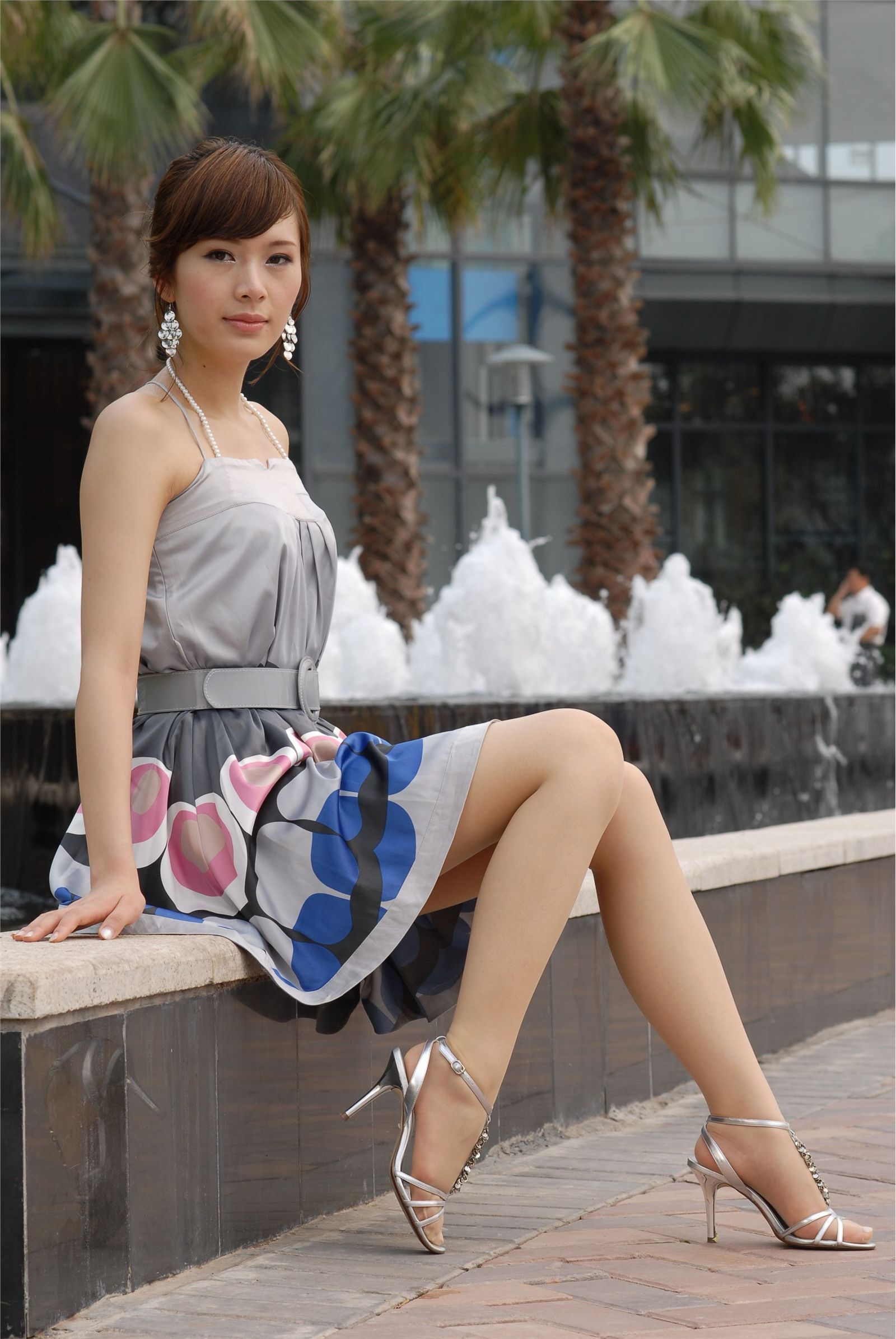 Maybe外景丝袜高跟 中高艺套图