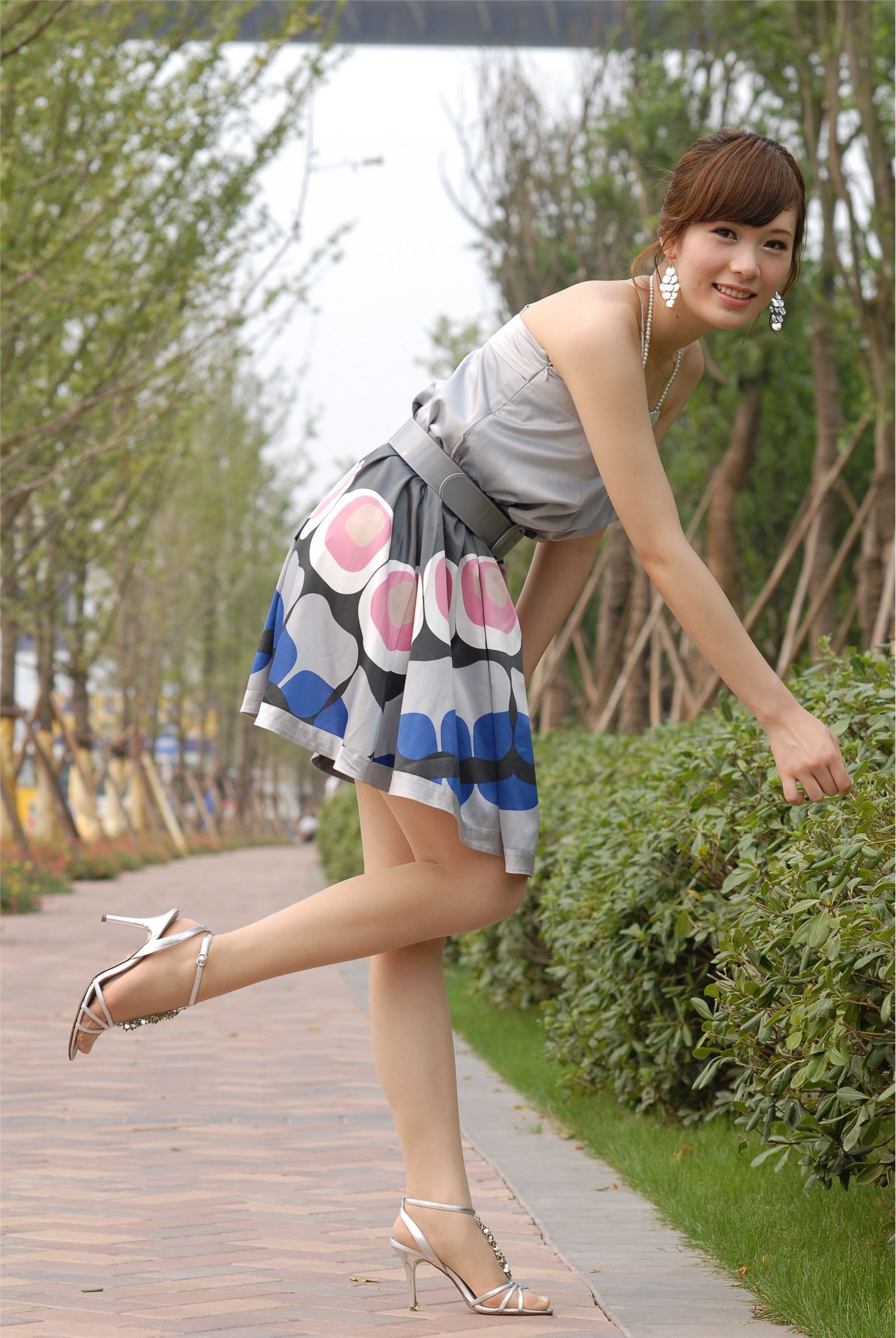 Maybe外景丝袜高跟 中高艺套图