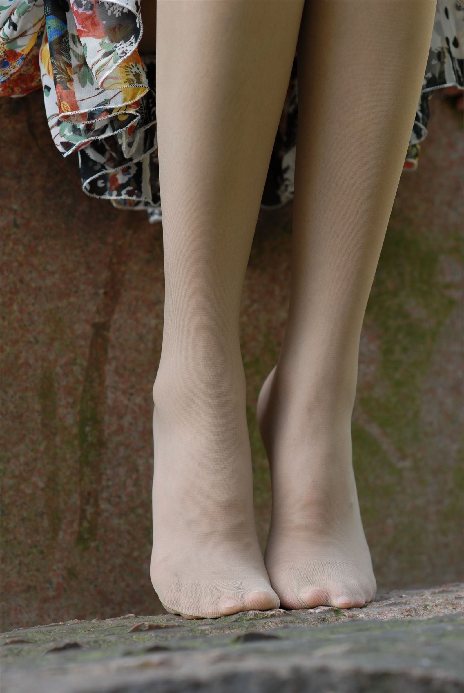 Nessy外景丝袜高跟 中高艺套图