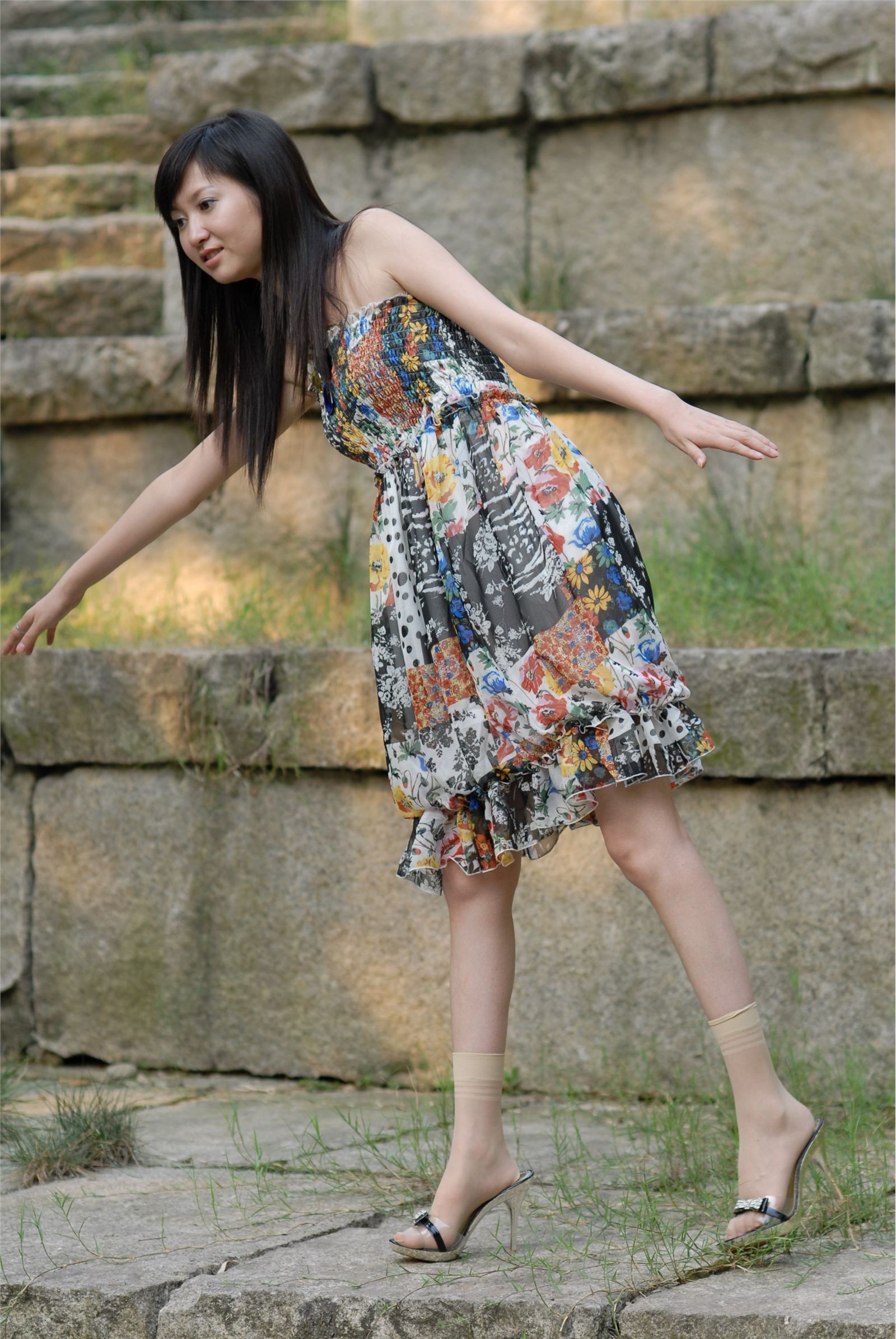 Nessy外景丝袜高跟 中高艺套图