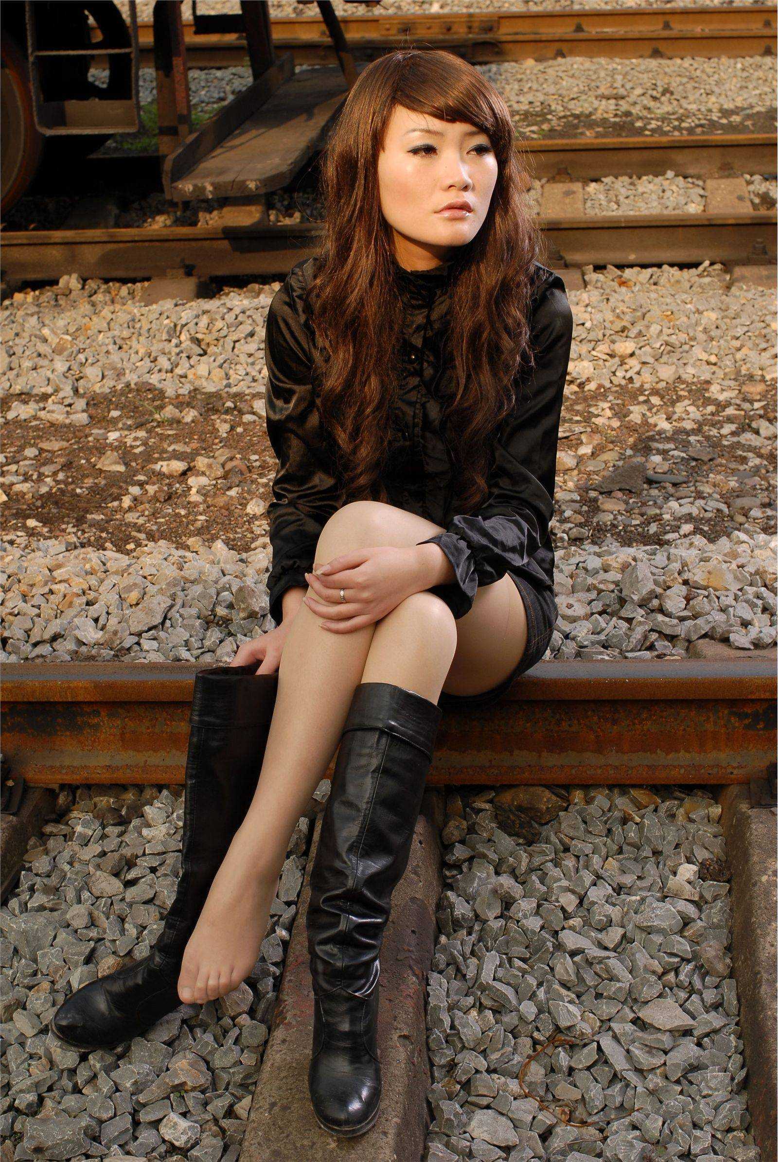 叮叮外景丝袜高跟 中高艺套图