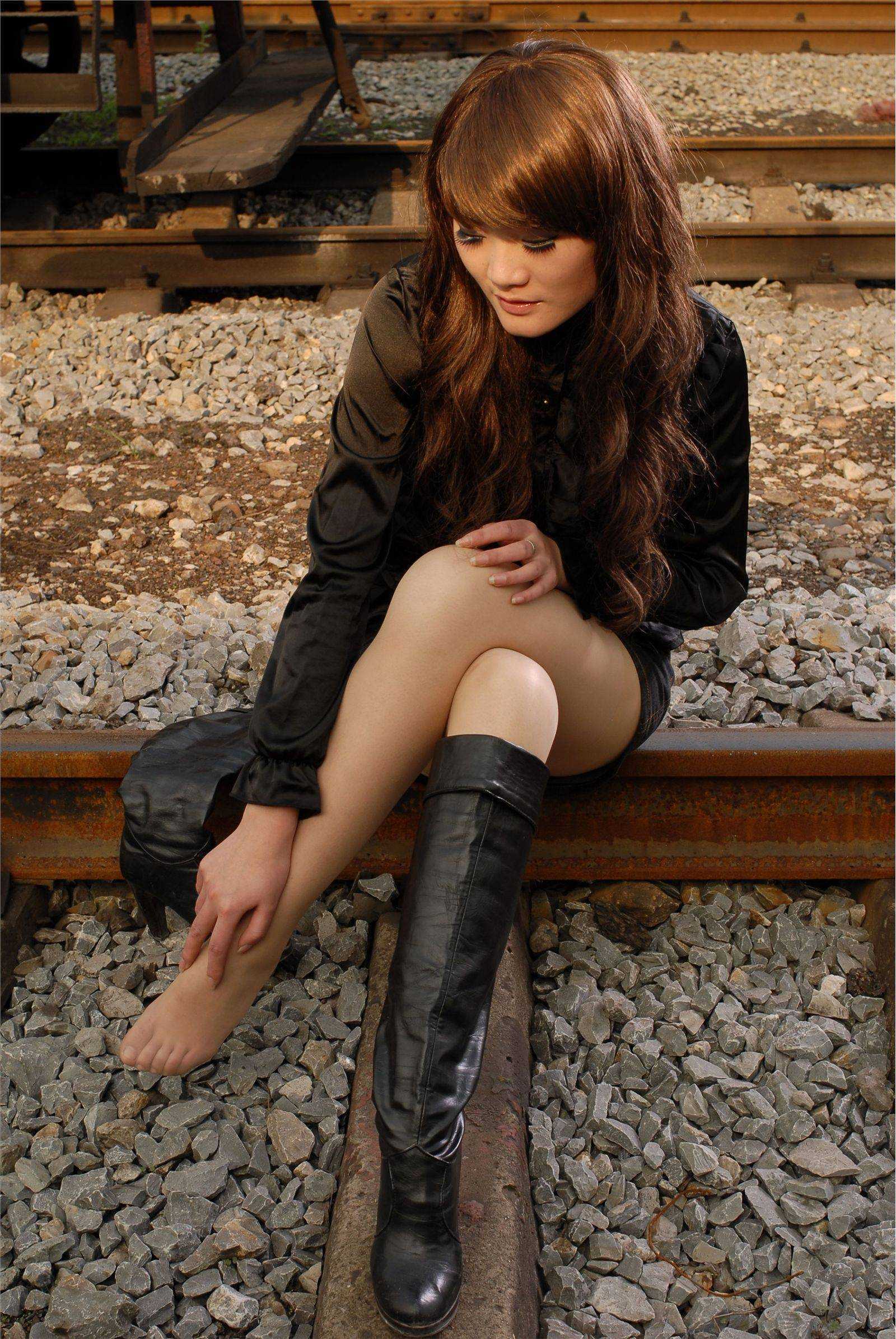 叮叮外景丝袜高跟 中高艺套图