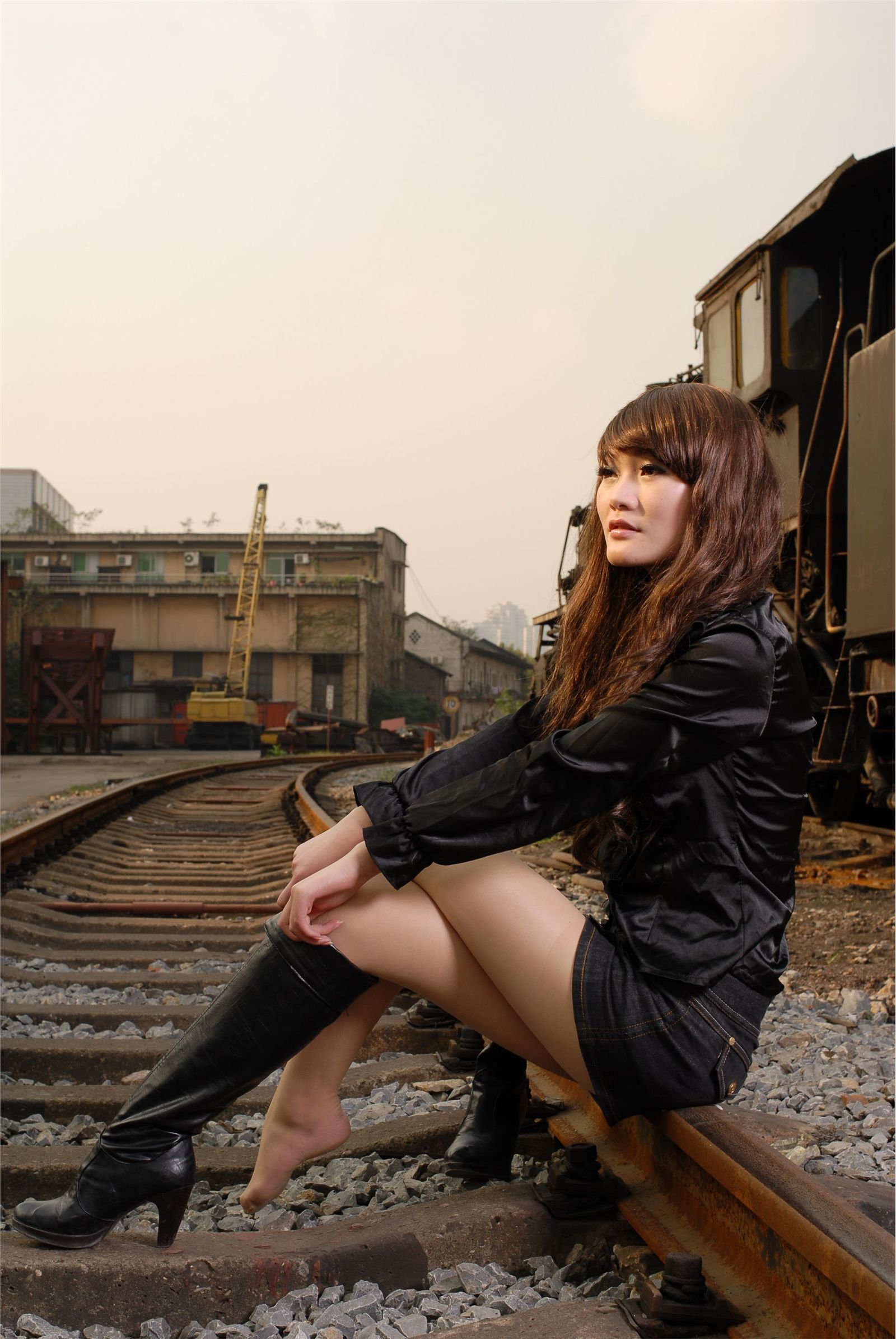 叮叮外景丝袜高跟 中高艺套图