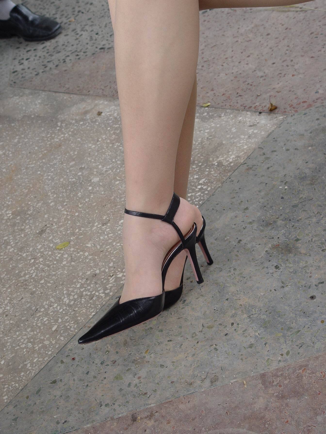 敏敏OL户外写真 中高艺美腿丝袜