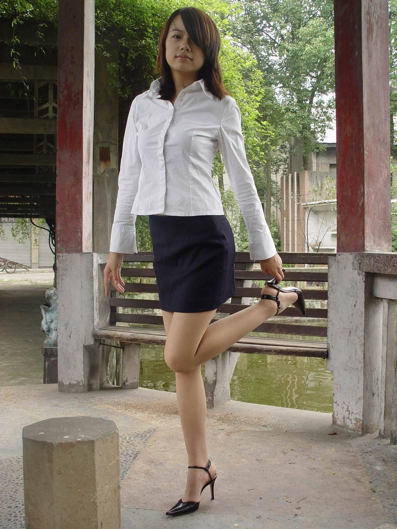 敏敏OL户外写真 中高艺美腿丝袜