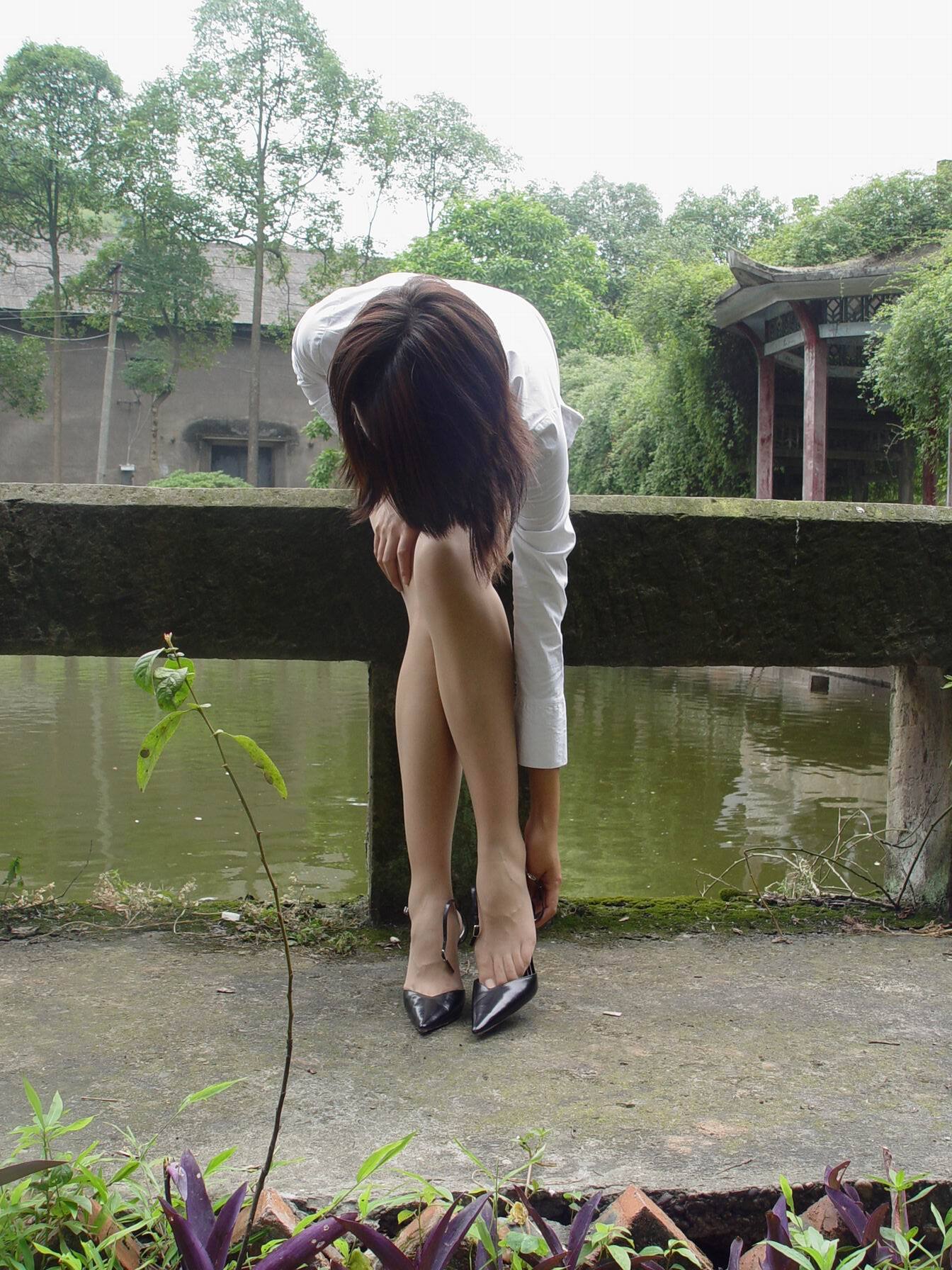 敏敏OL户外写真 中高艺美腿丝袜