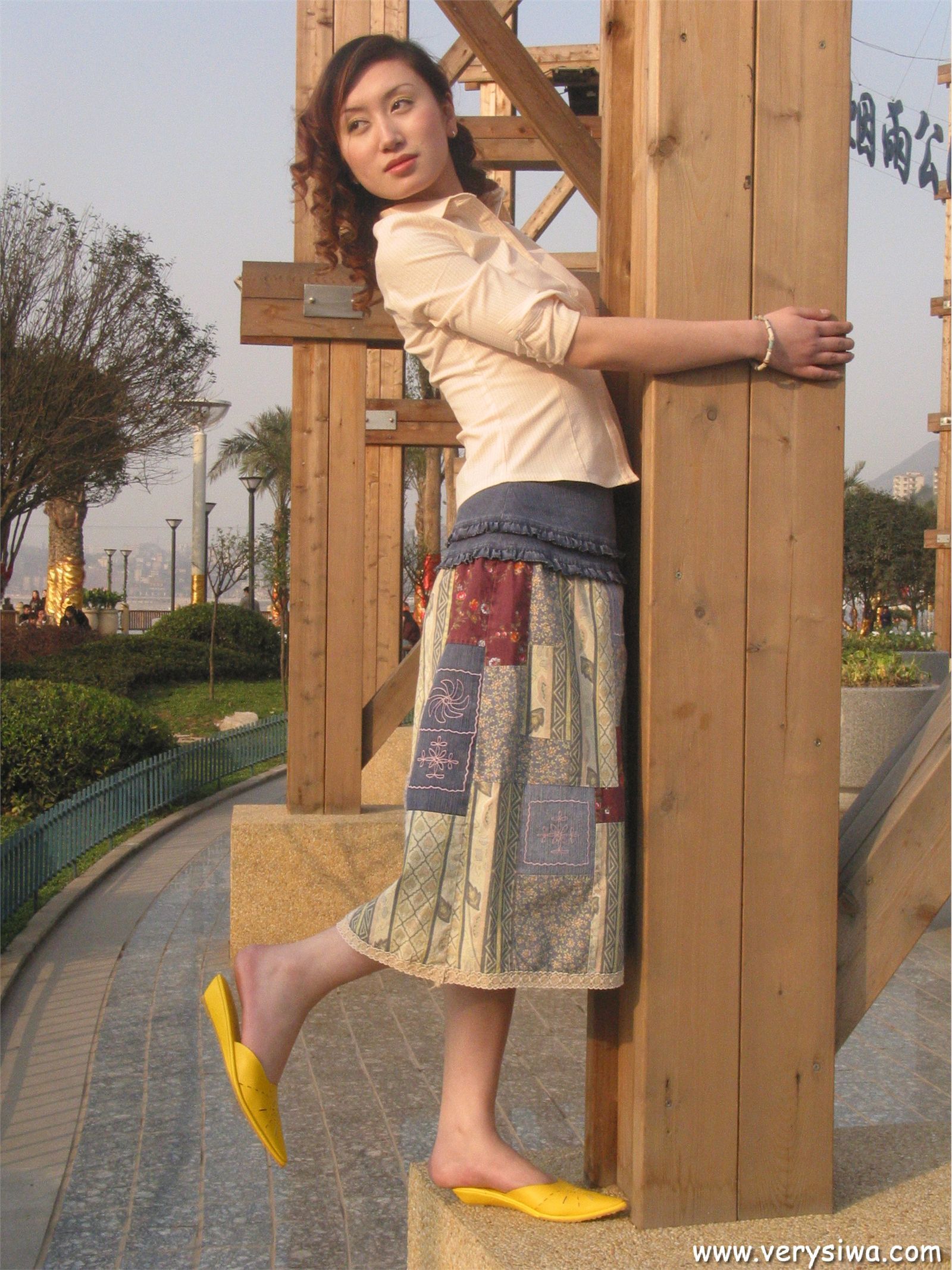 中高艺P10-薇薇自拍　丝袜性感美女图片