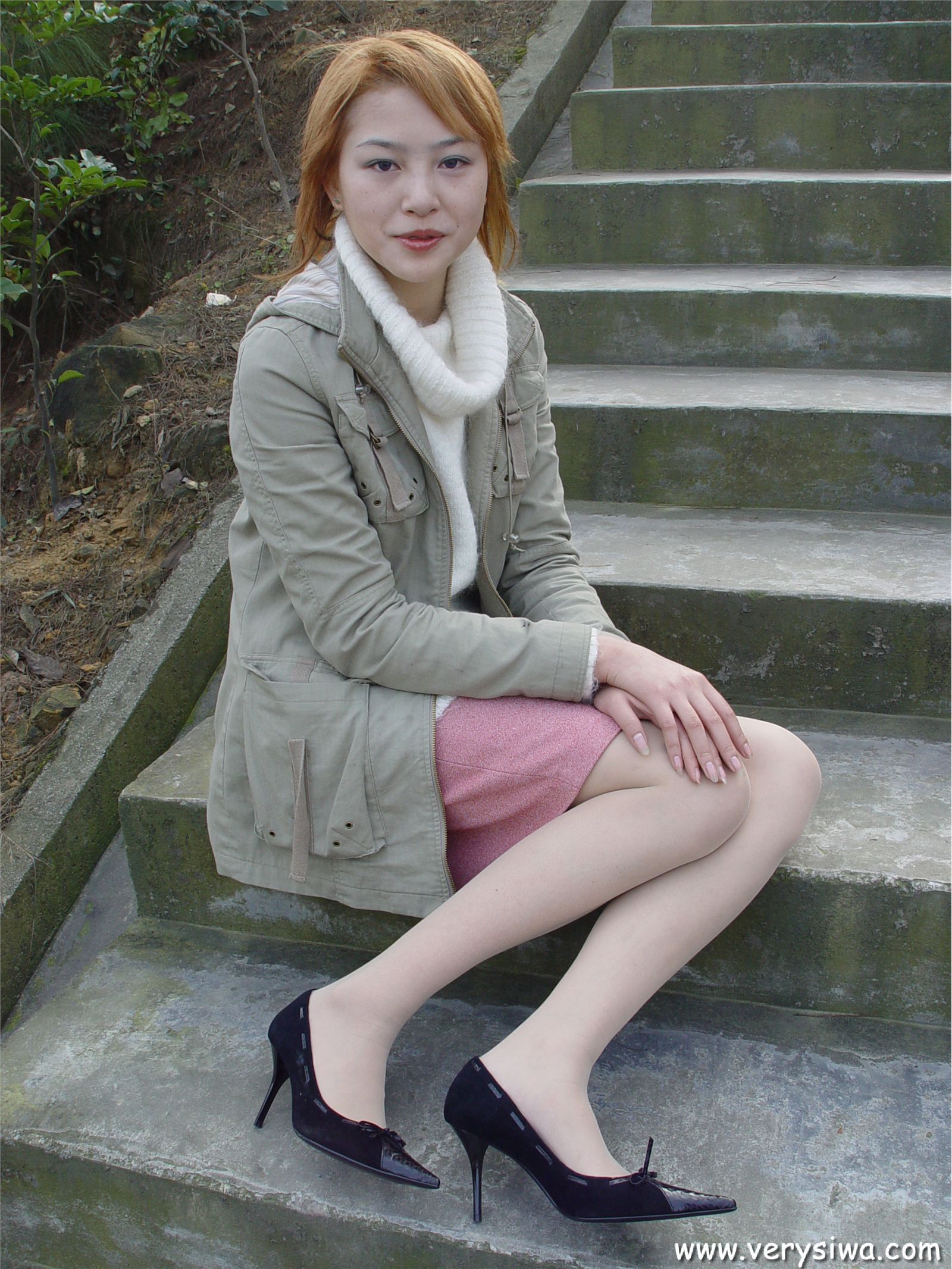 中高艺P11 野外丝袜美足秀　丝袜性感美女图片