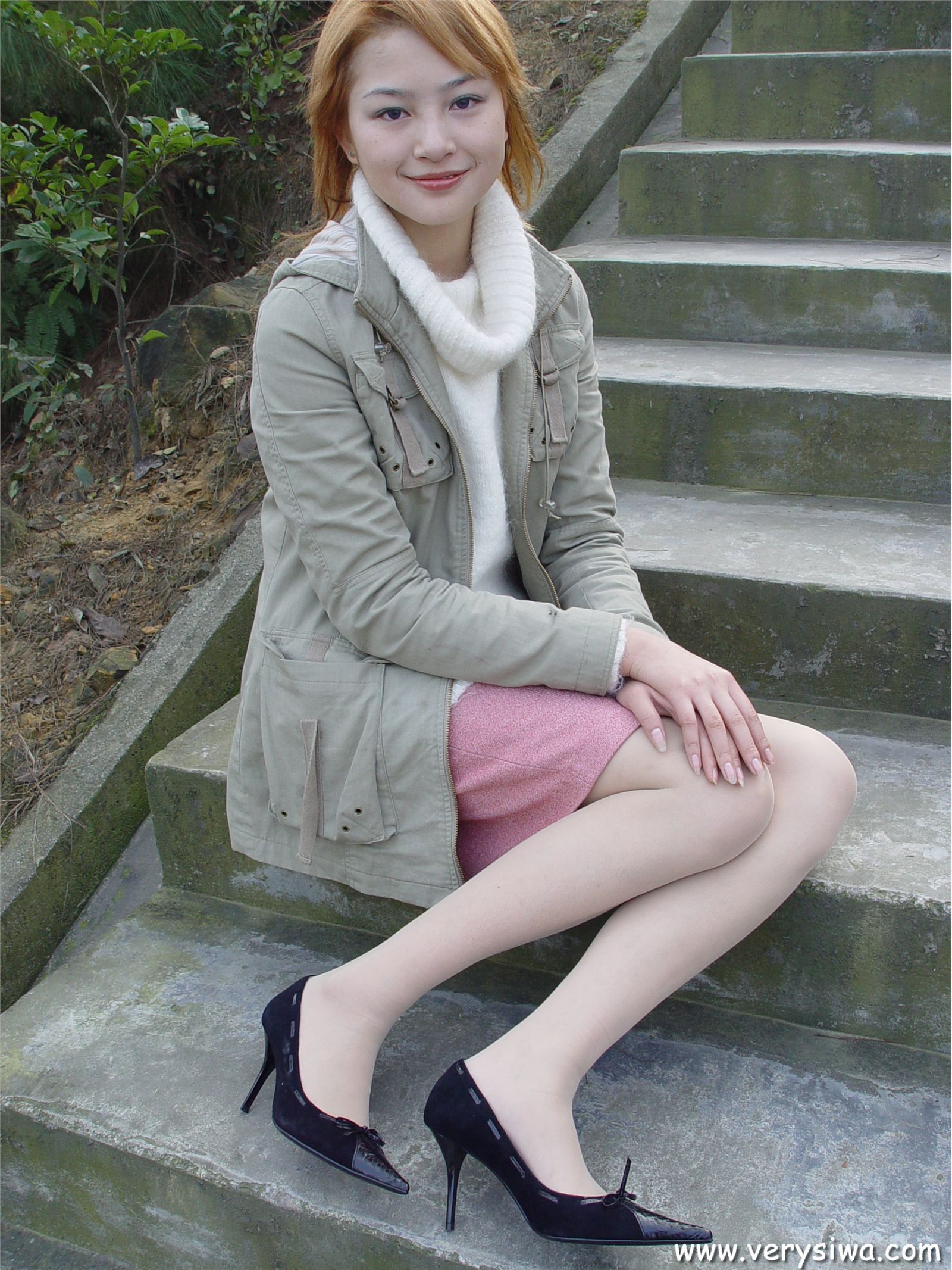 中高艺P11 野外丝袜美足秀　丝袜性感美女图片