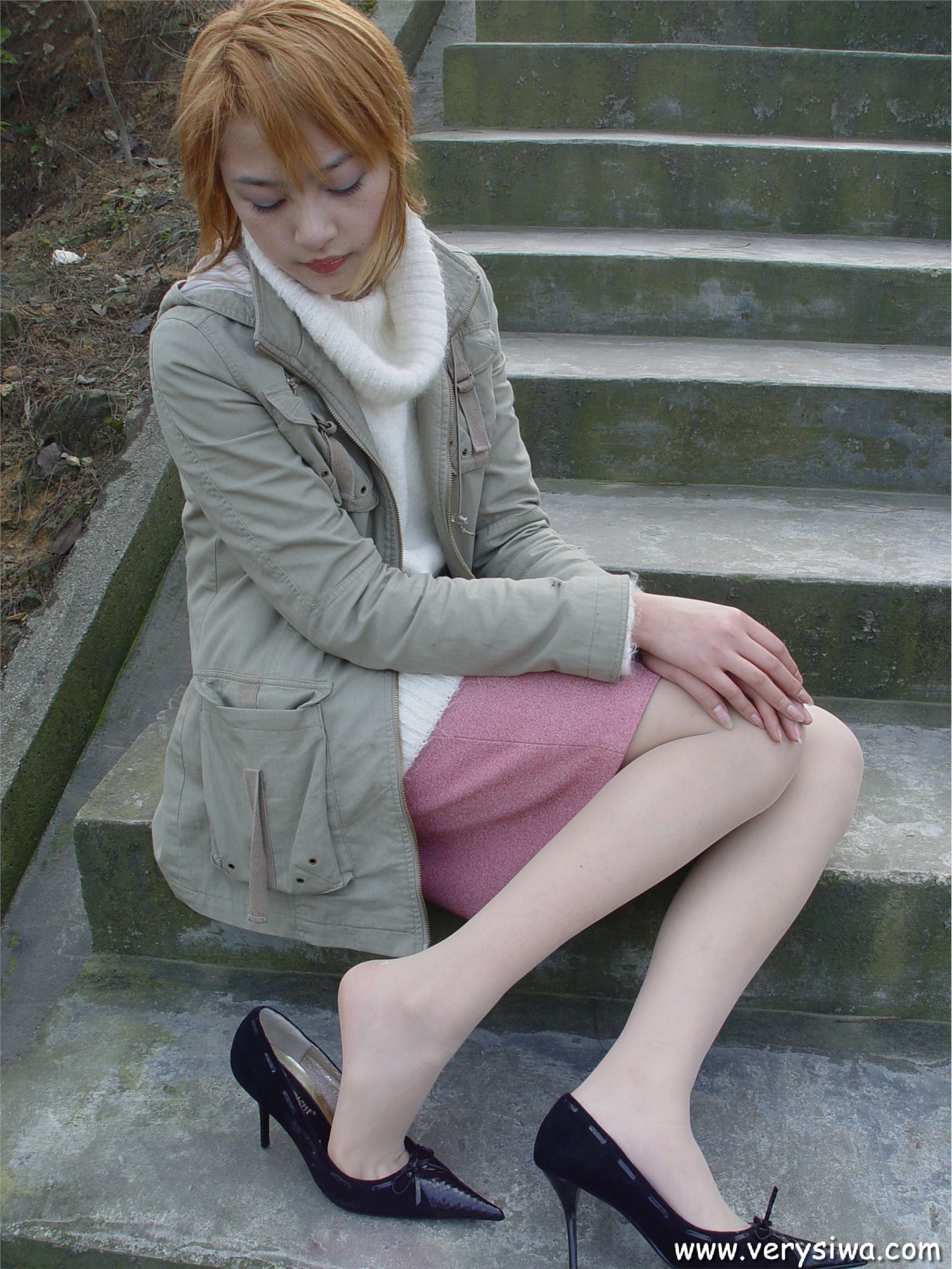 中高艺P11 野外丝袜美足秀　丝袜性感美女图片