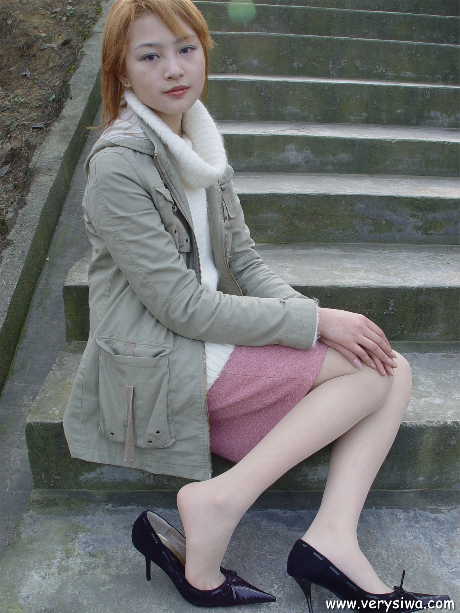 中高艺P11 野外丝袜美足秀　丝袜性感美女图片