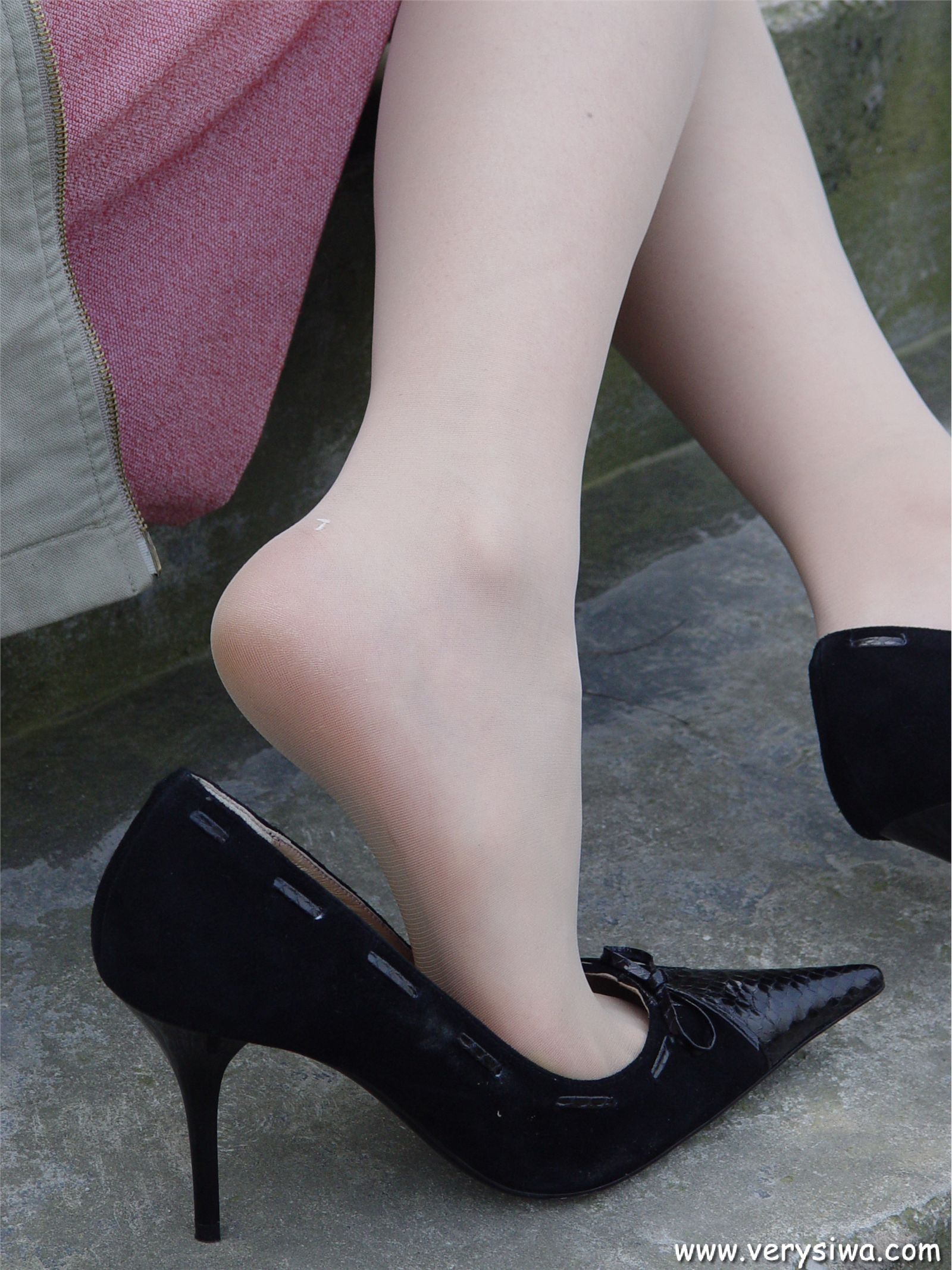 中高艺P11 野外丝袜美足秀　丝袜性感美女图片